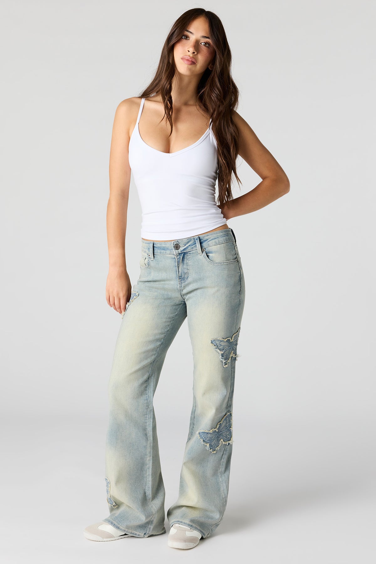 Jean extensible à jambe évasée et taille basse avec papillons
