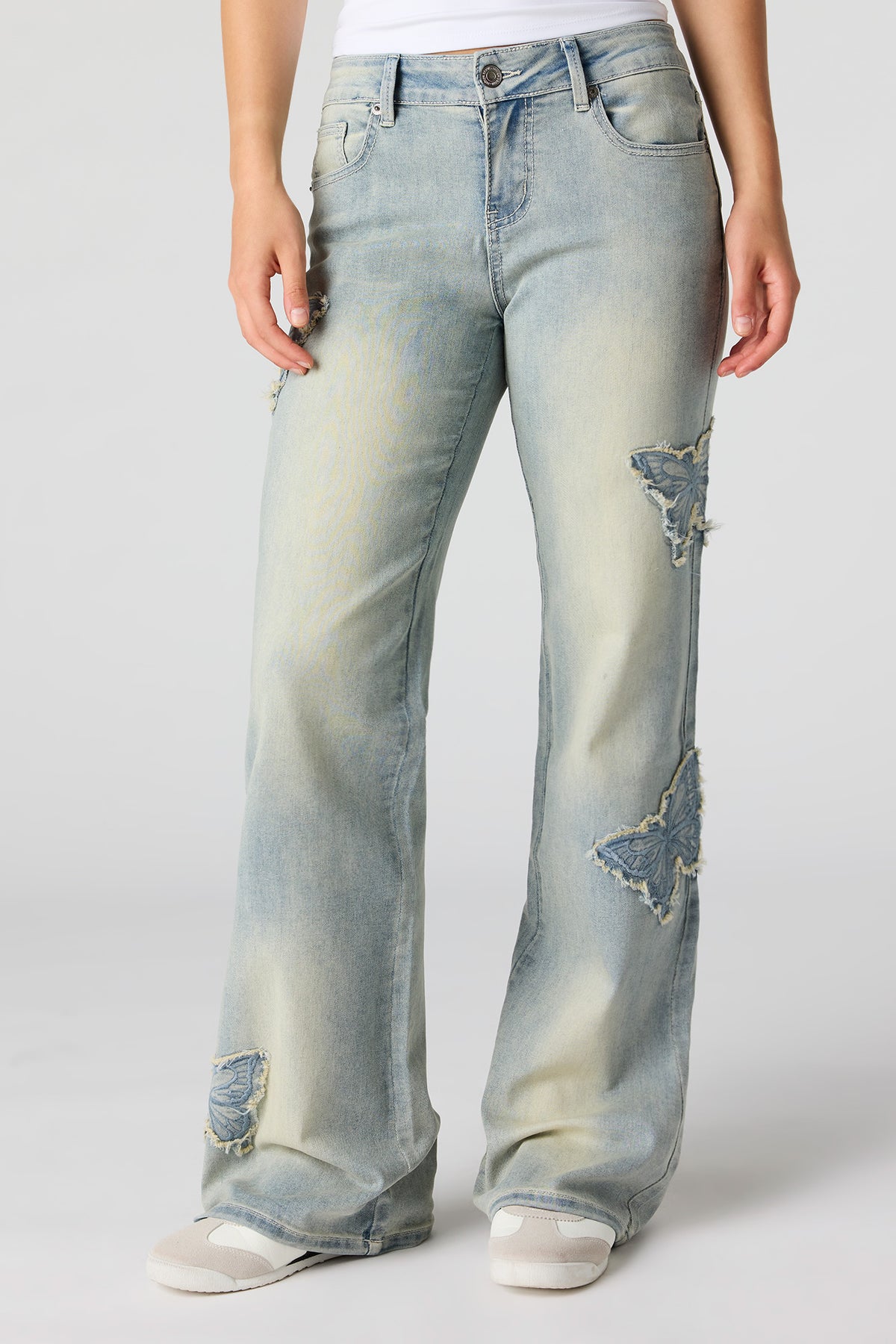 Vue alternative 2. Jean extensible à jambe évasée et taille basse avec papillons