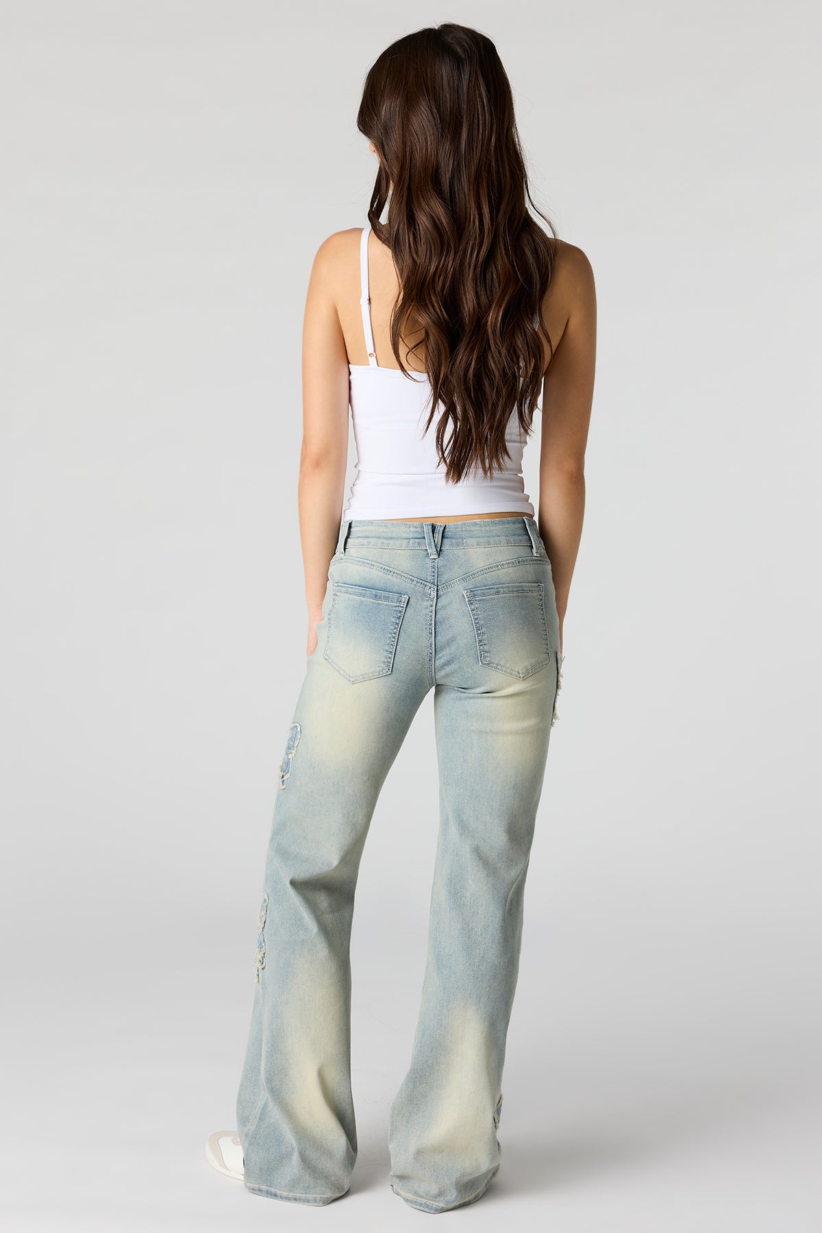 Vue alternative 3. Jean extensible à jambe évasée et taille basse avec papillons