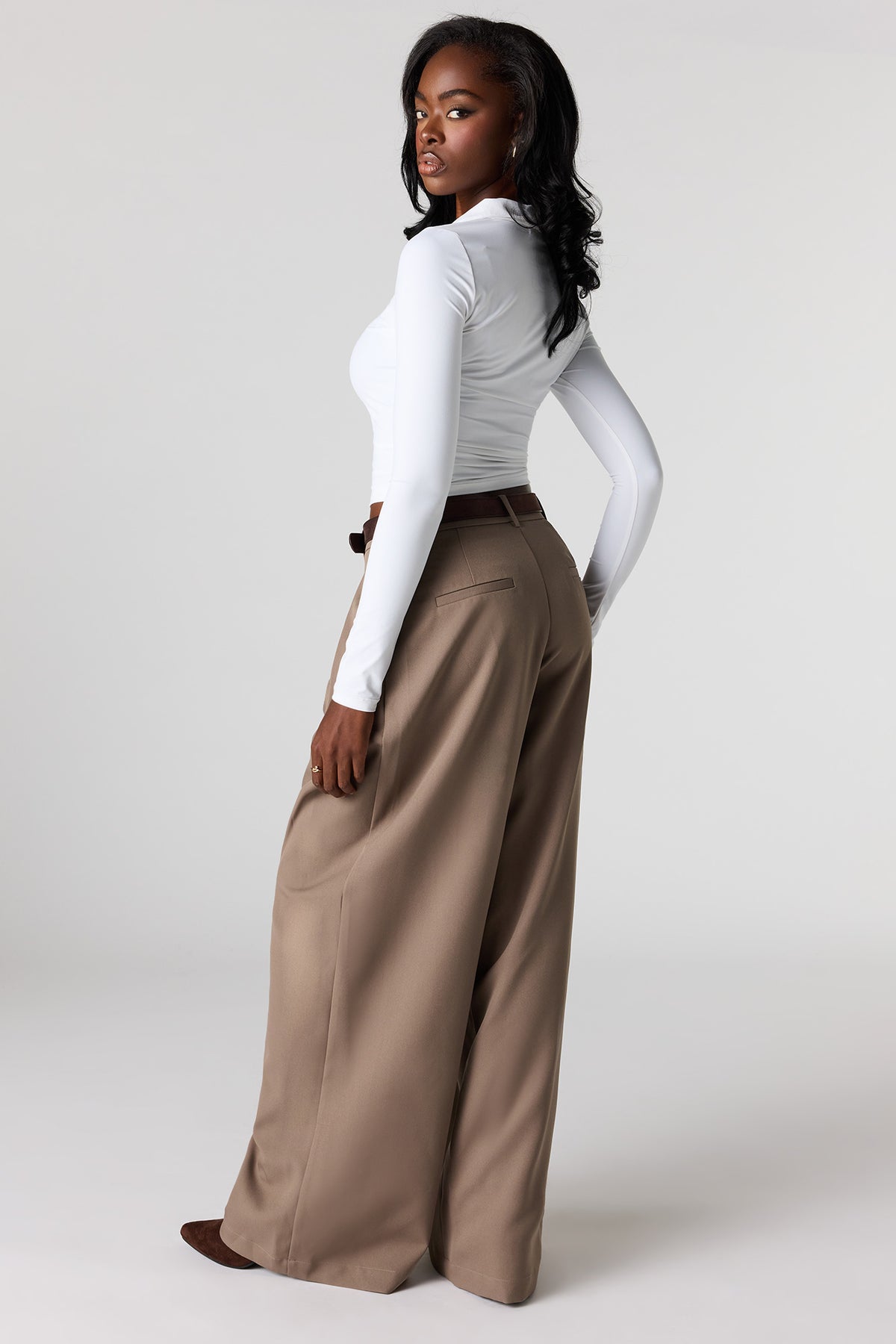 Vue alternative 3. Pantalon habillé baggy avec ceinture