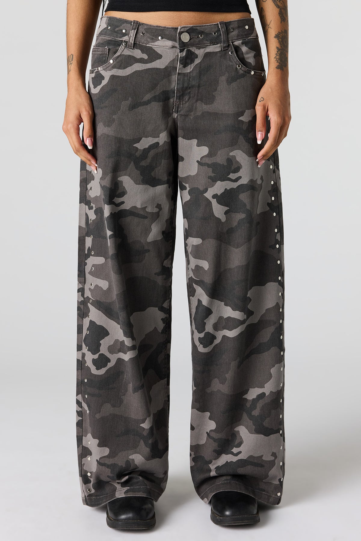 Vue alternative 2. Pantalon baggy clouté