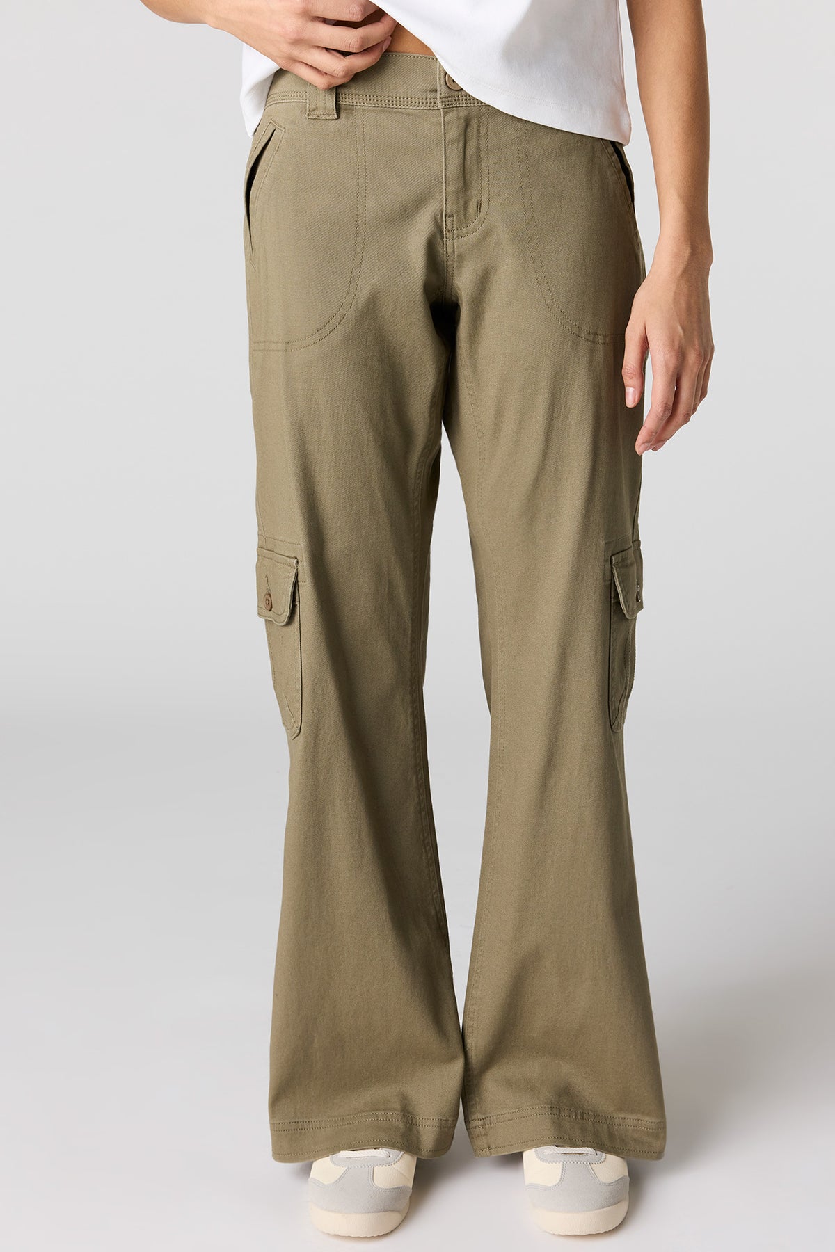 Vue alternative 2. Pantalon cargo à jambe semi-évasée