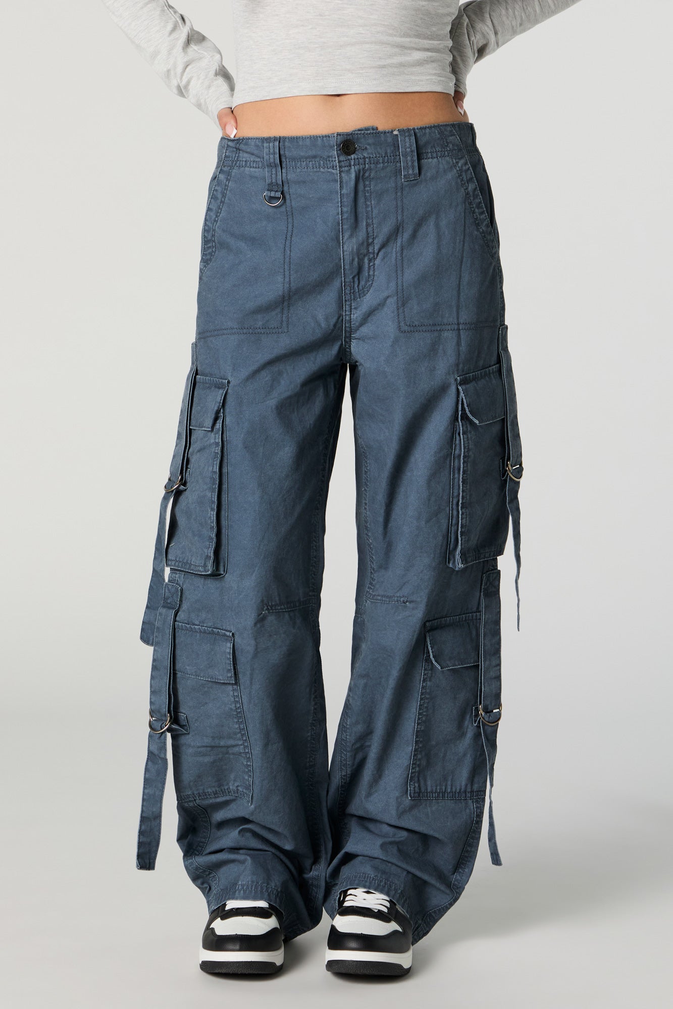 Pantalon cargo délavé avec poches multiples et anneau en D