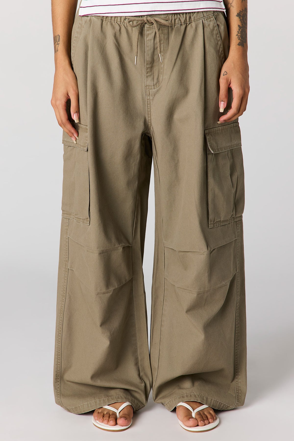 Vue alternative 2. Pantalon cargo parachute en toile