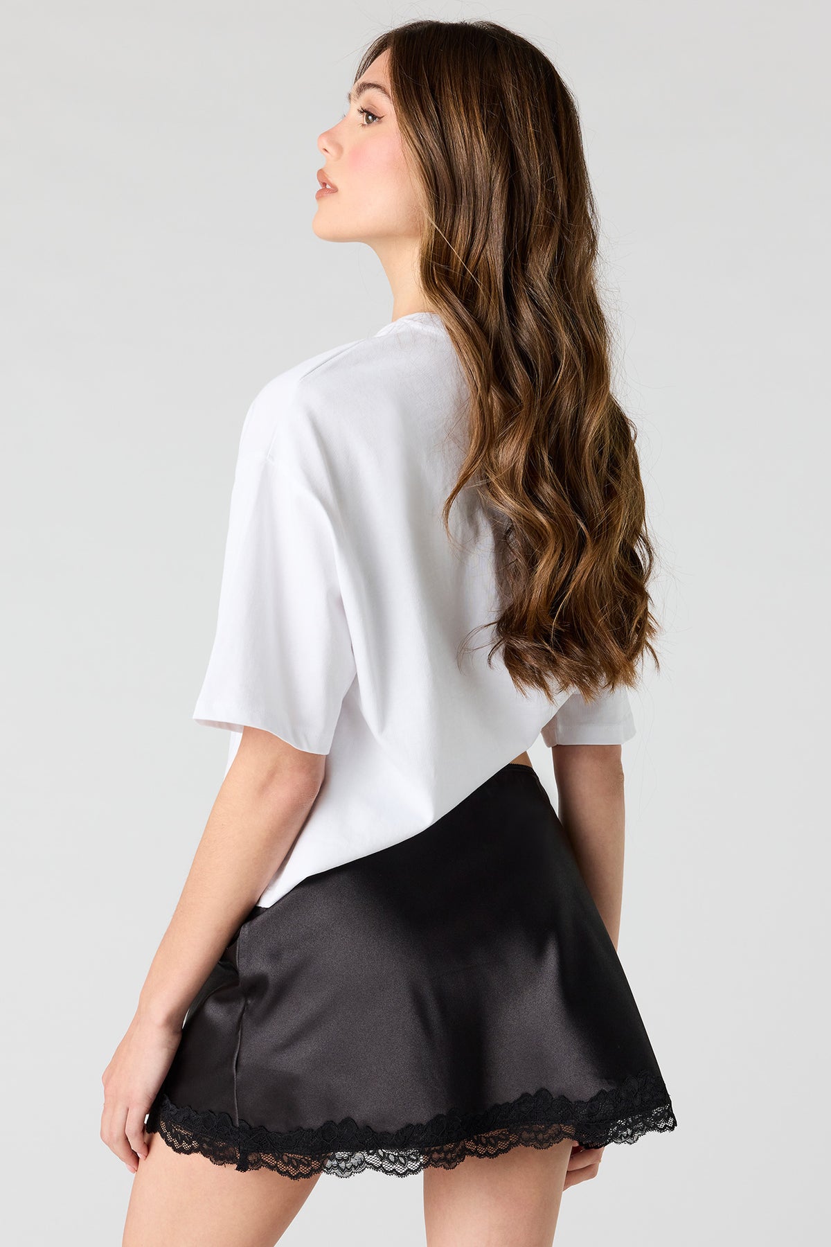 Vue alternative 2. Minijupe en satin avec liséré de dentelle