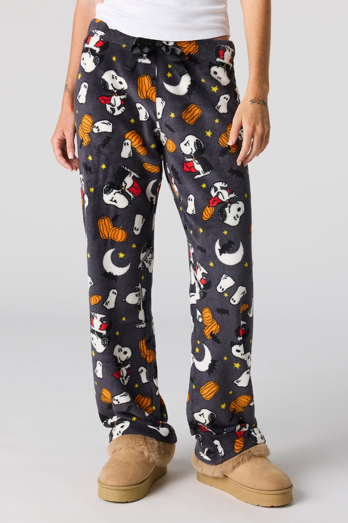 Alt View 2. Peanuts Halloween Plush Pajama Pant - Charcoal