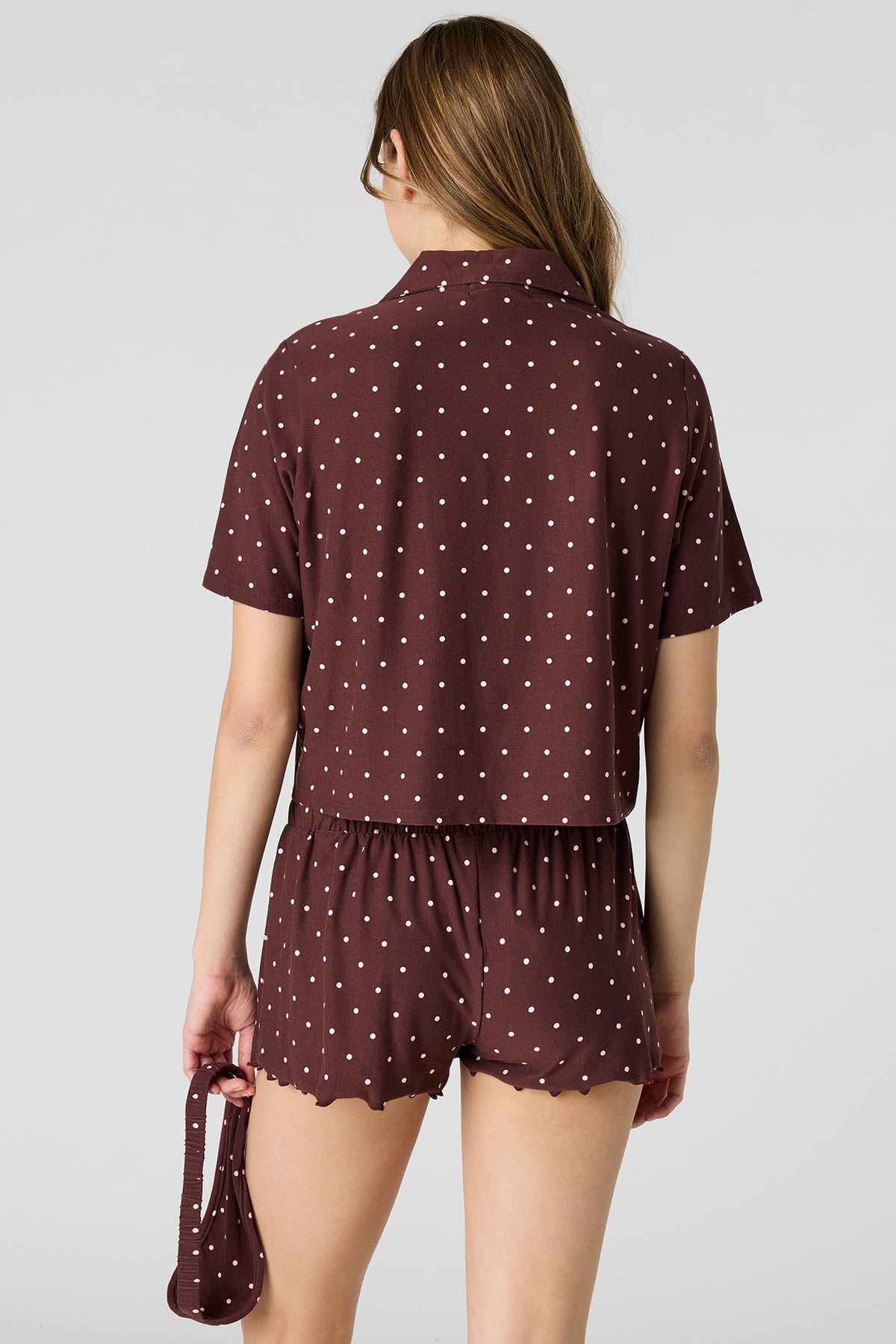 Vue alternative 2. Ensemble pyjama avec haut boutonné, short et masque de nuit