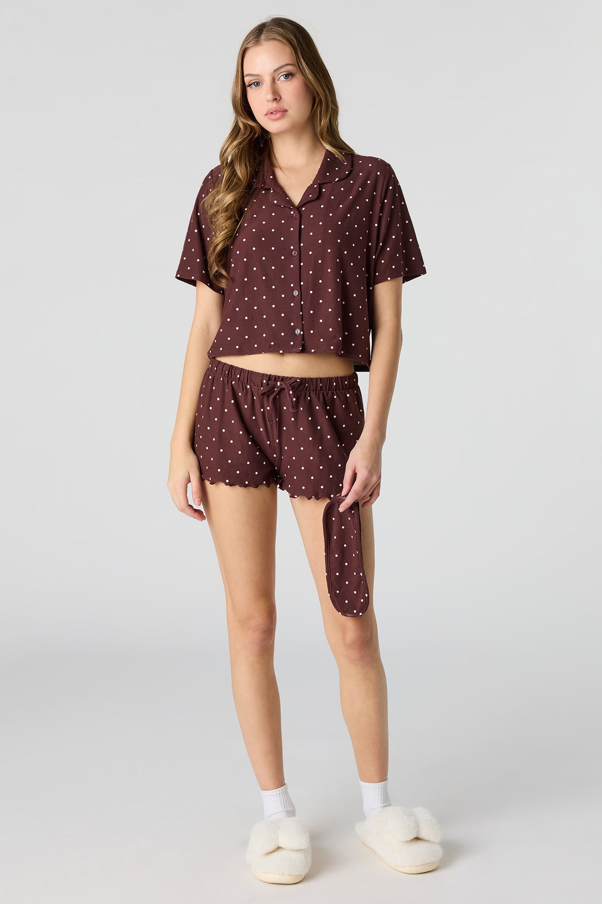 Vue alternative 3. Ensemble pyjama avec haut boutonné, short et masque de nuit