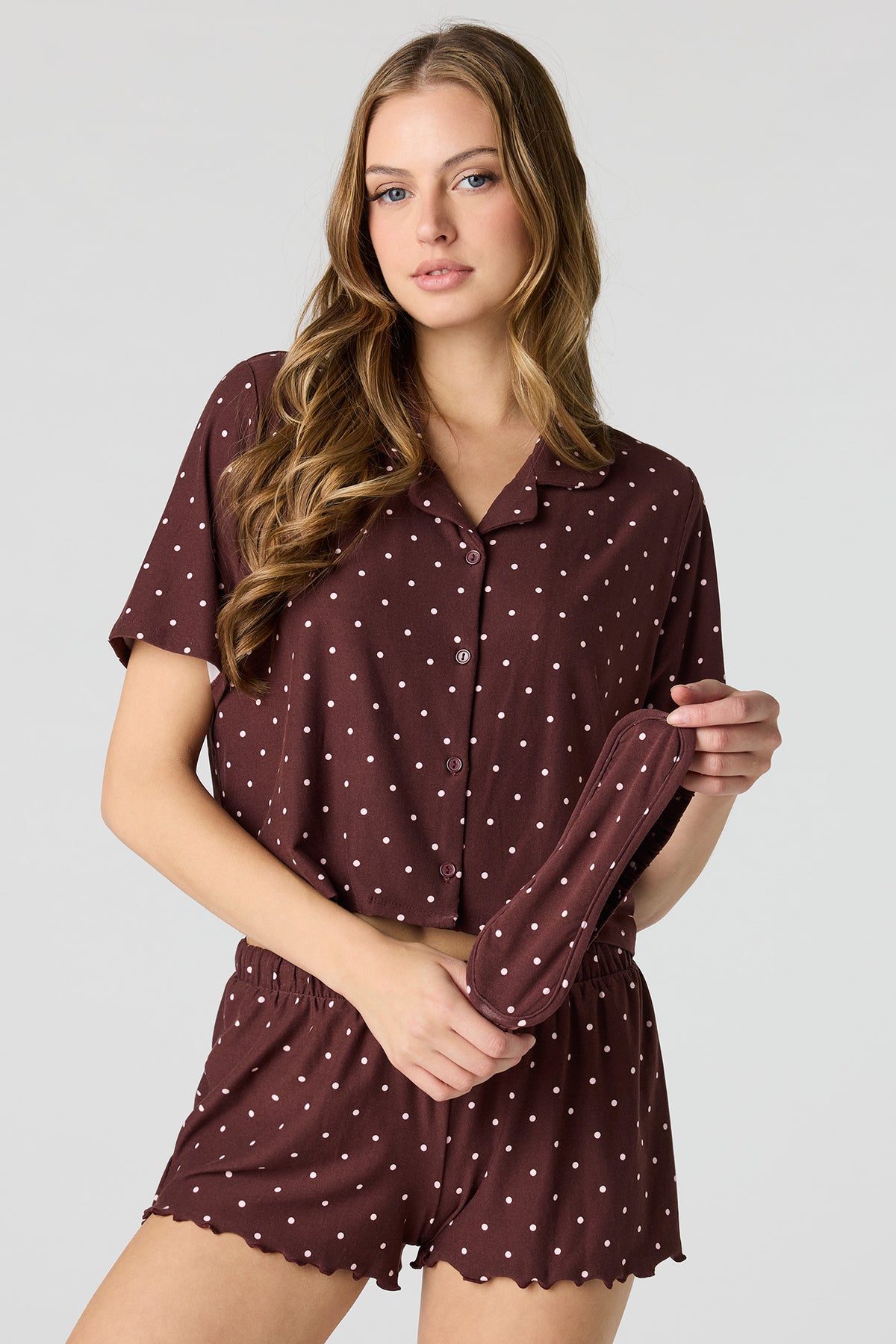 Vue alternative 4. Ensemble pyjama avec haut boutonné, short et masque de nuit
