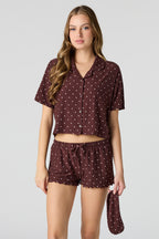 Ensemble pyjama avec haut boutonné, short et masque de nuit