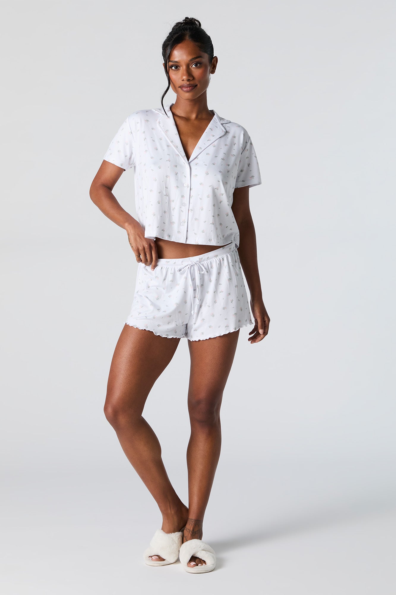 Ensemble pyjama avec haut boutonné imprimé et short