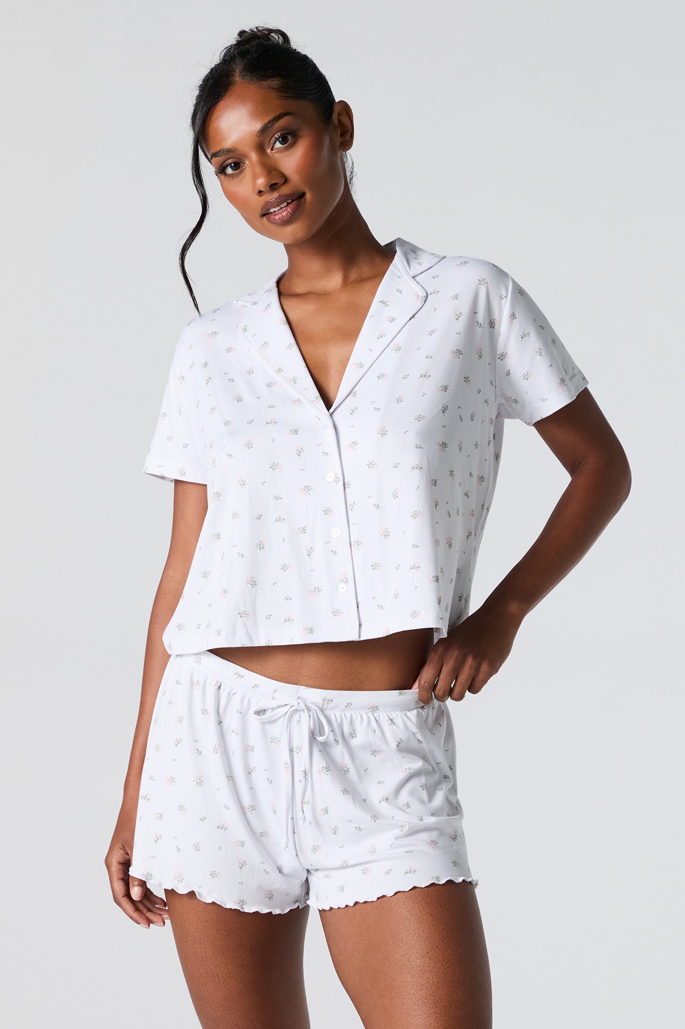 Ensemble pyjama avec haut boutonné imprimé et short