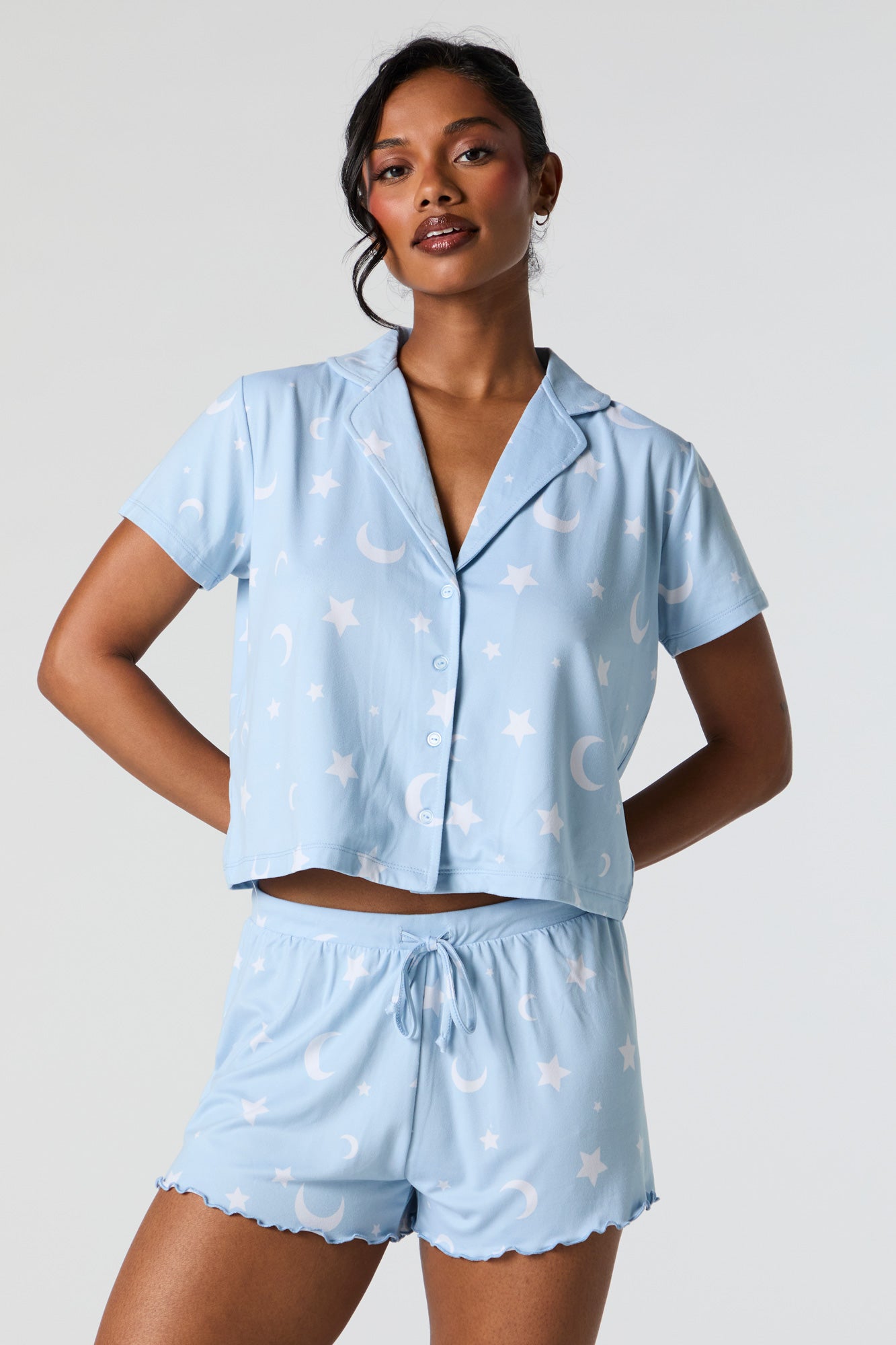 Ensemble pyjama imprimé avec haut boutonné et short