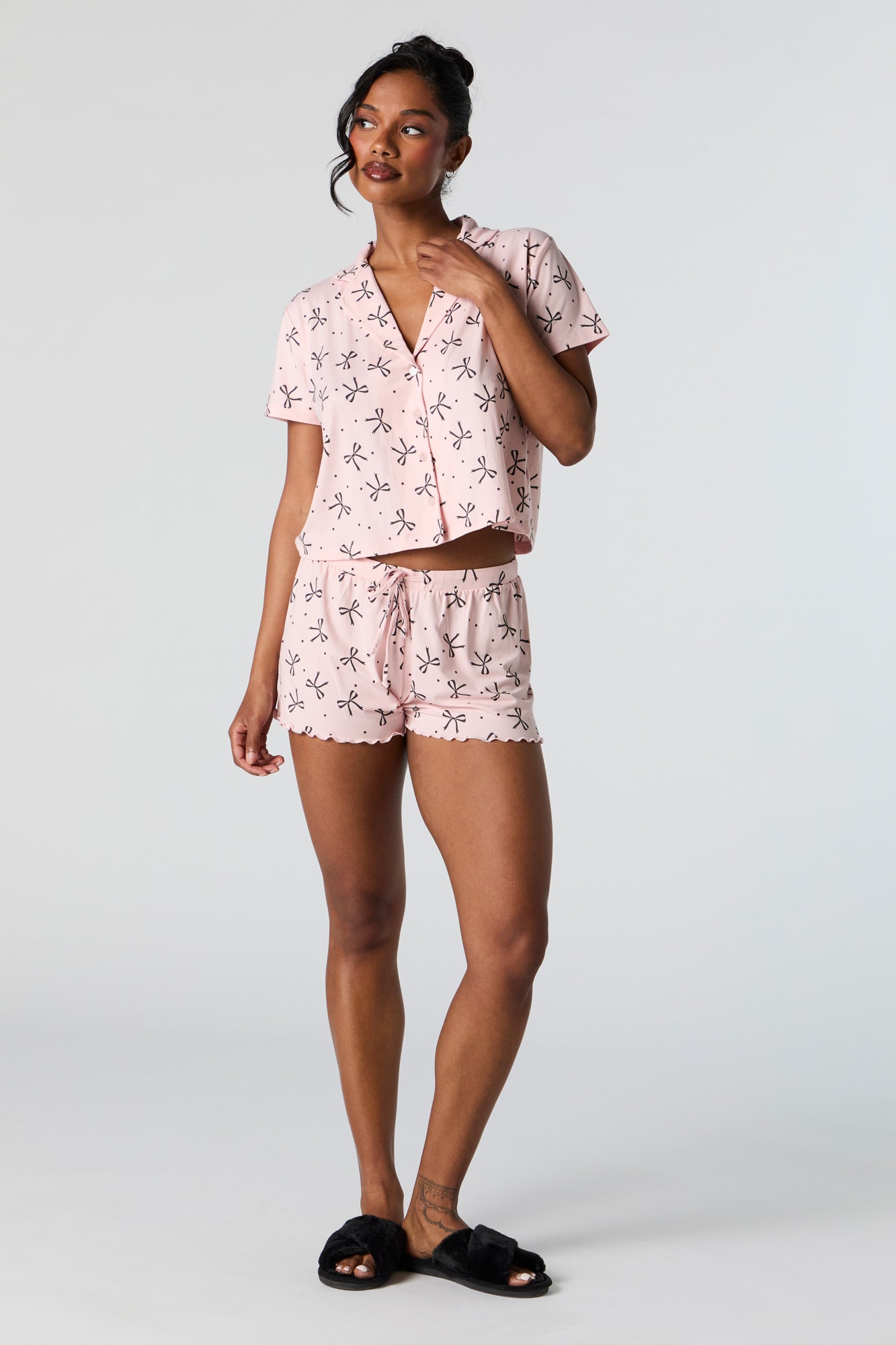 Ensemble pyjama imprimé avec haut boutonné et short