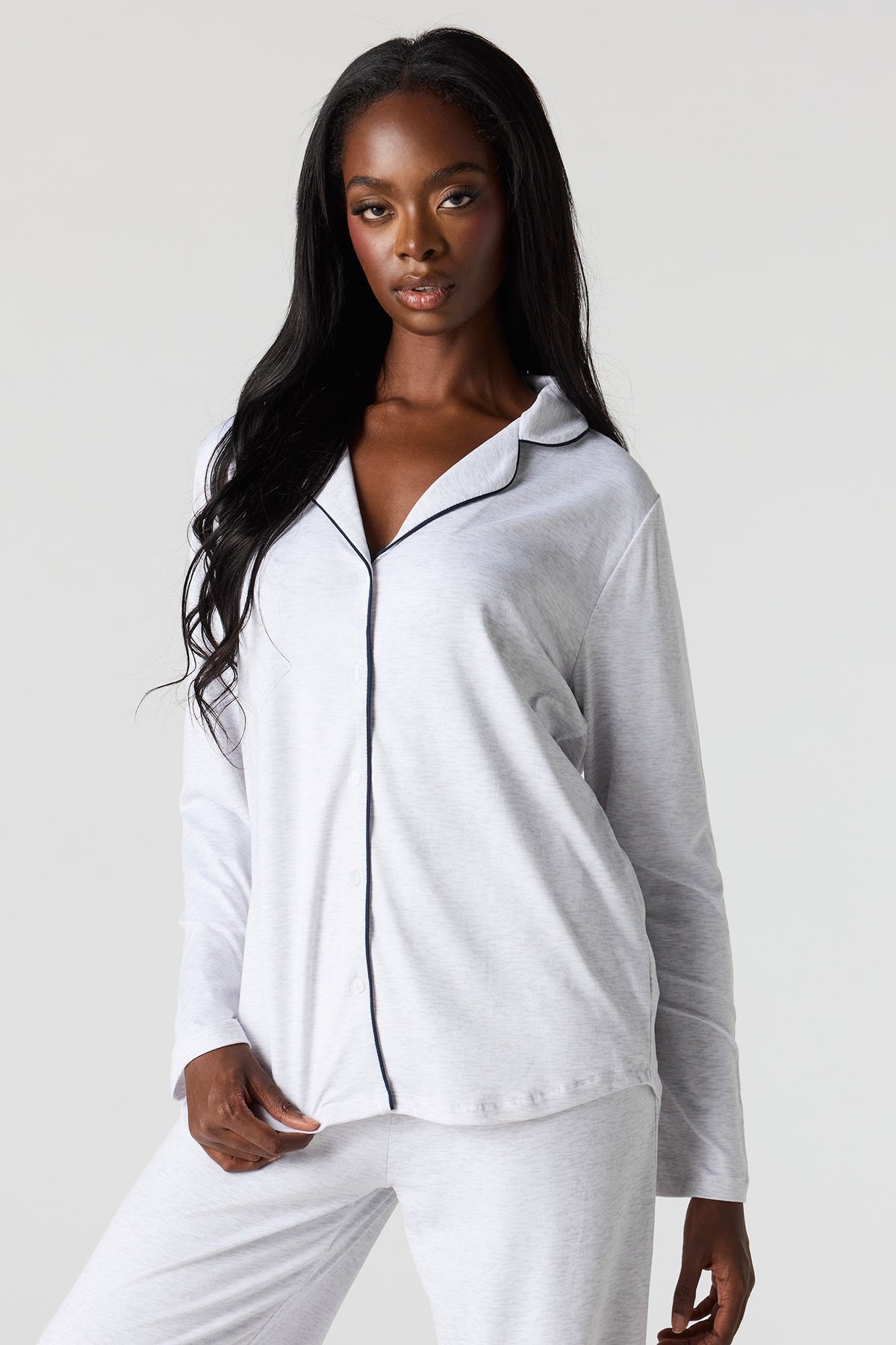 Vue alternative 2. Ensemble pyjama avec haut boutonné avec col et pantalons