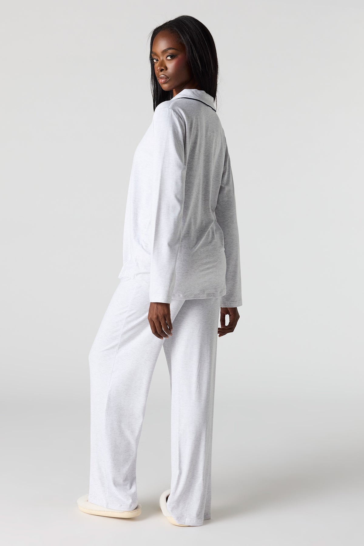 Vue alternative 4. Ensemble pyjama avec haut boutonné avec col et pantalons