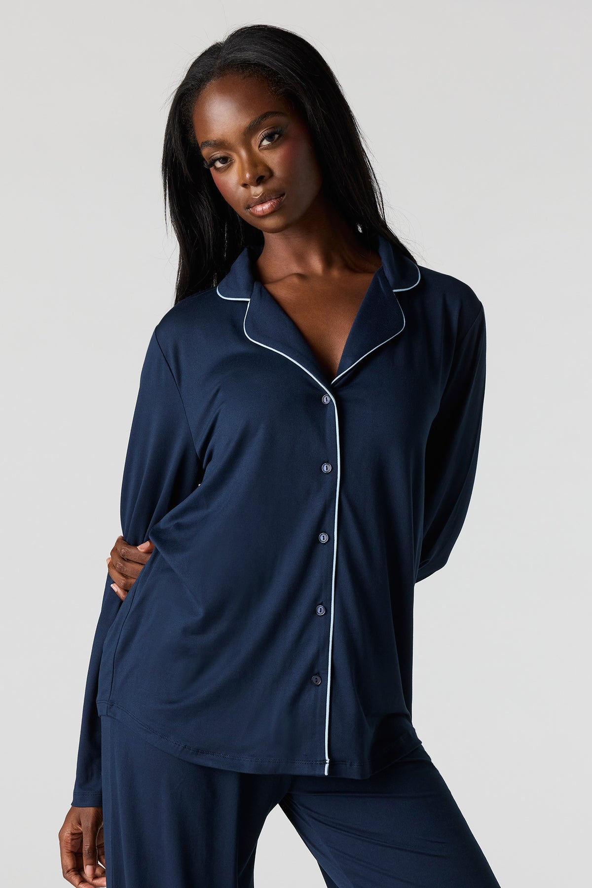 Vue alternative 2. Ensemble pyjama avec haut boutonné avec col et pantalons