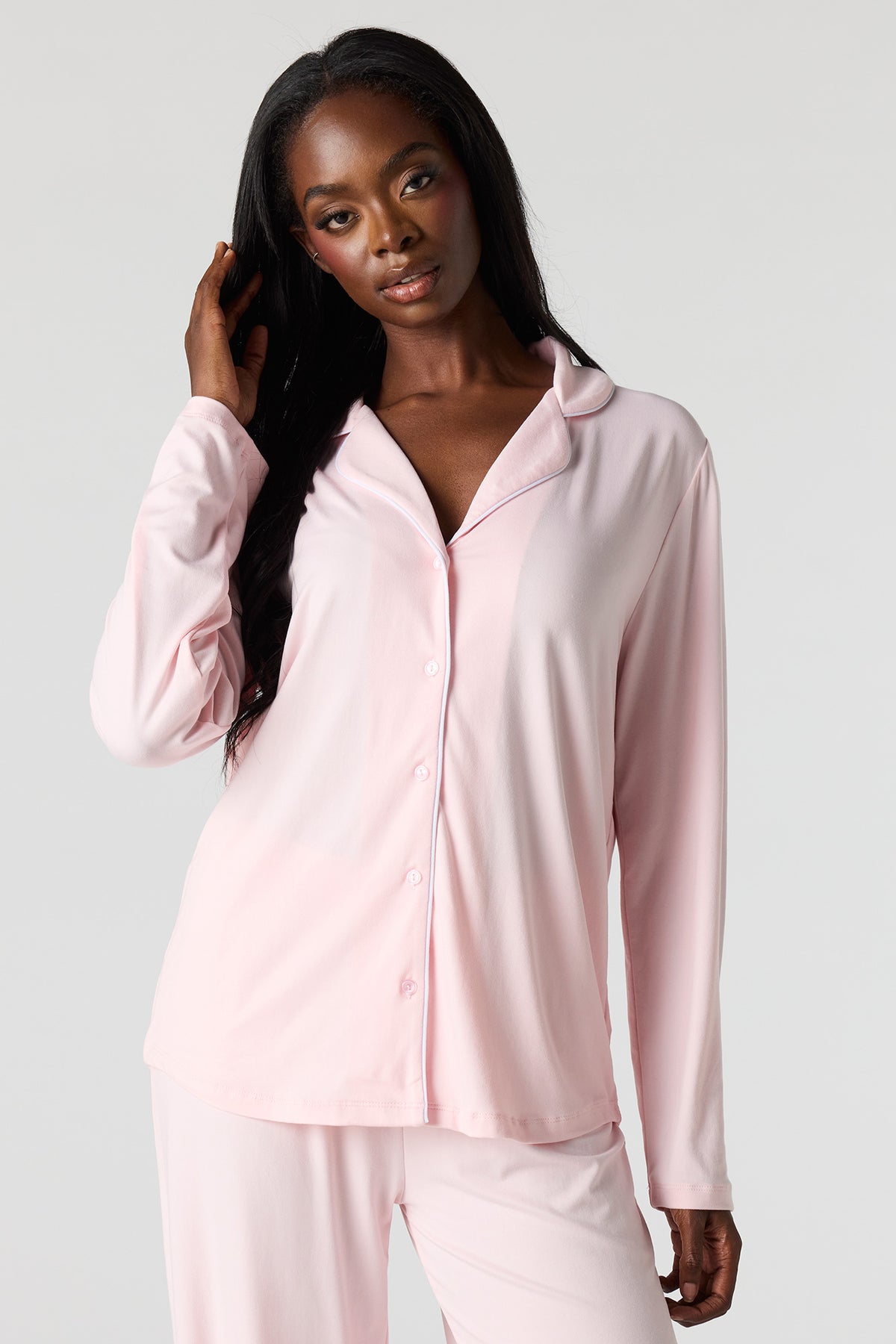 Vue alternative 2. Ensemble pyjama avec haut boutonné avec col et pantalons