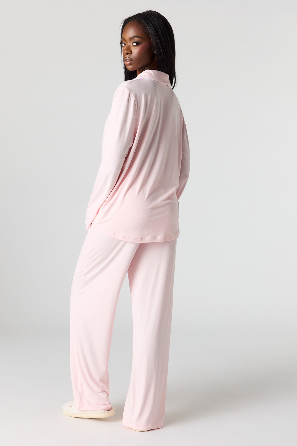 Vue alternative 4. Ensemble pyjama avec haut boutonné avec col et pantalons