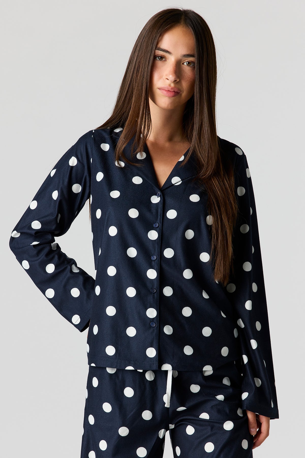 Vue alternative 2. Ensemble pyjama avec haut boutonné imprimé et pantalon