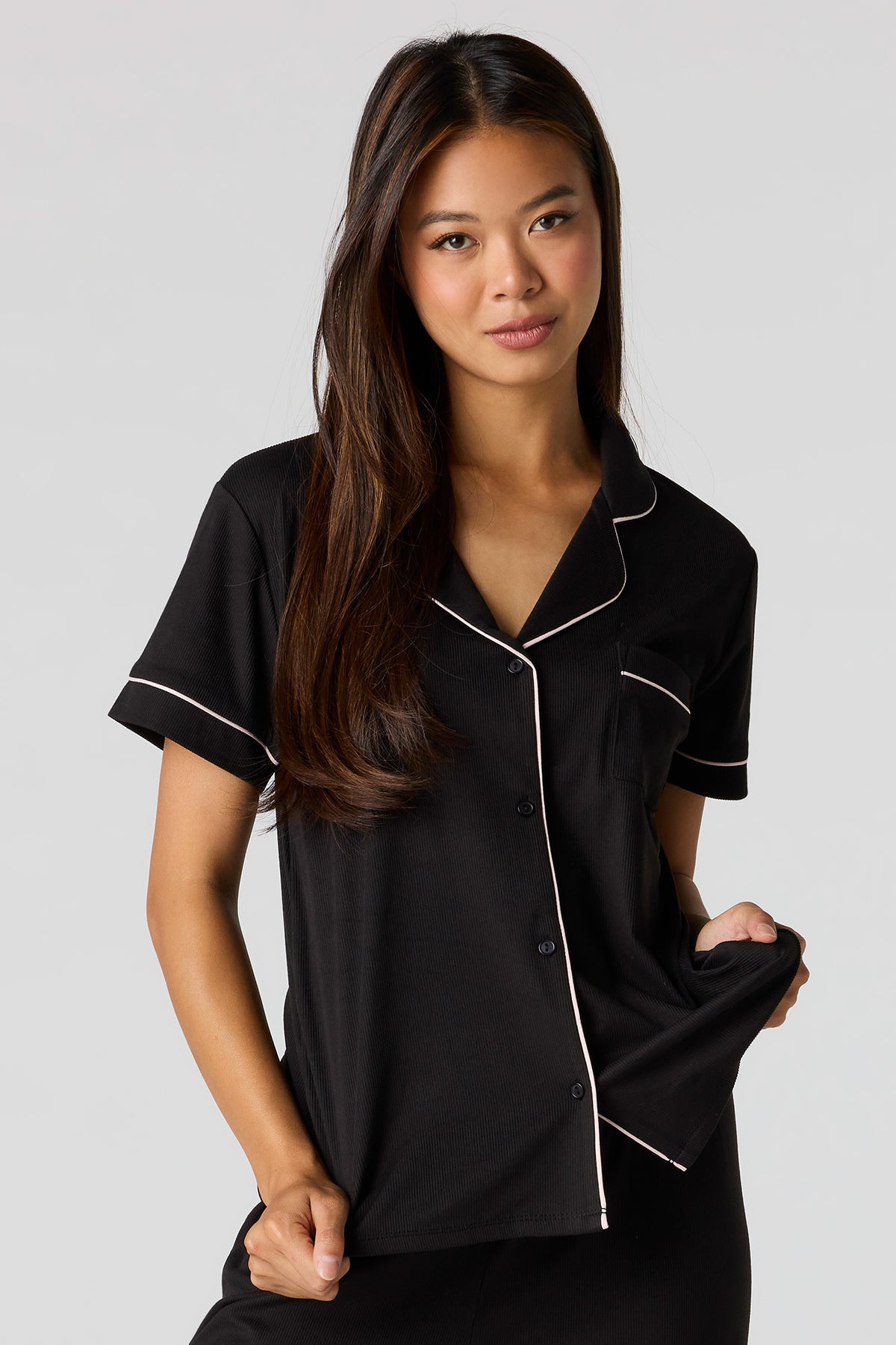 Vue alternative 2. Ensemble pyjama en satin avec haut boutonné et pantalon