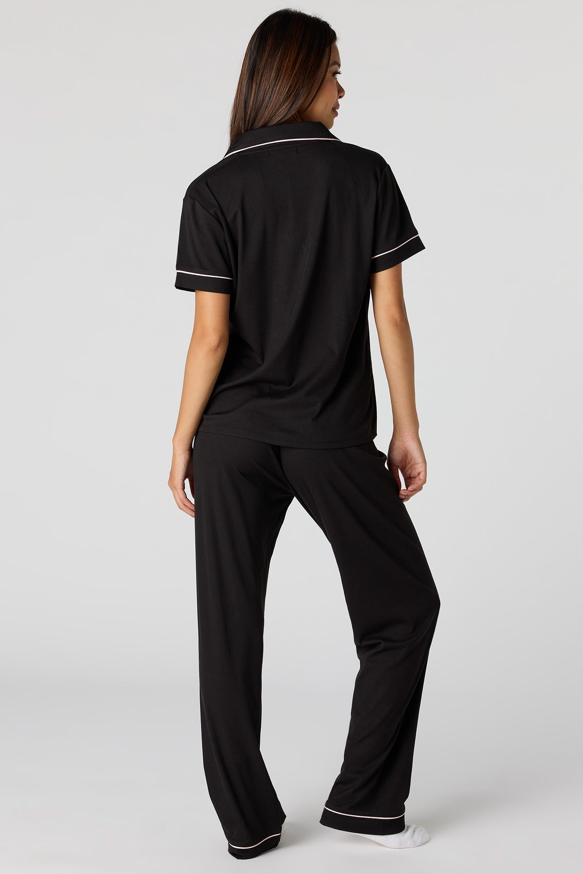 Vue alternative 4. Ensemble pyjama en satin avec haut boutonné et pantalon