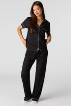 Ensemble pyjama en satin avec haut boutonné et pantalon