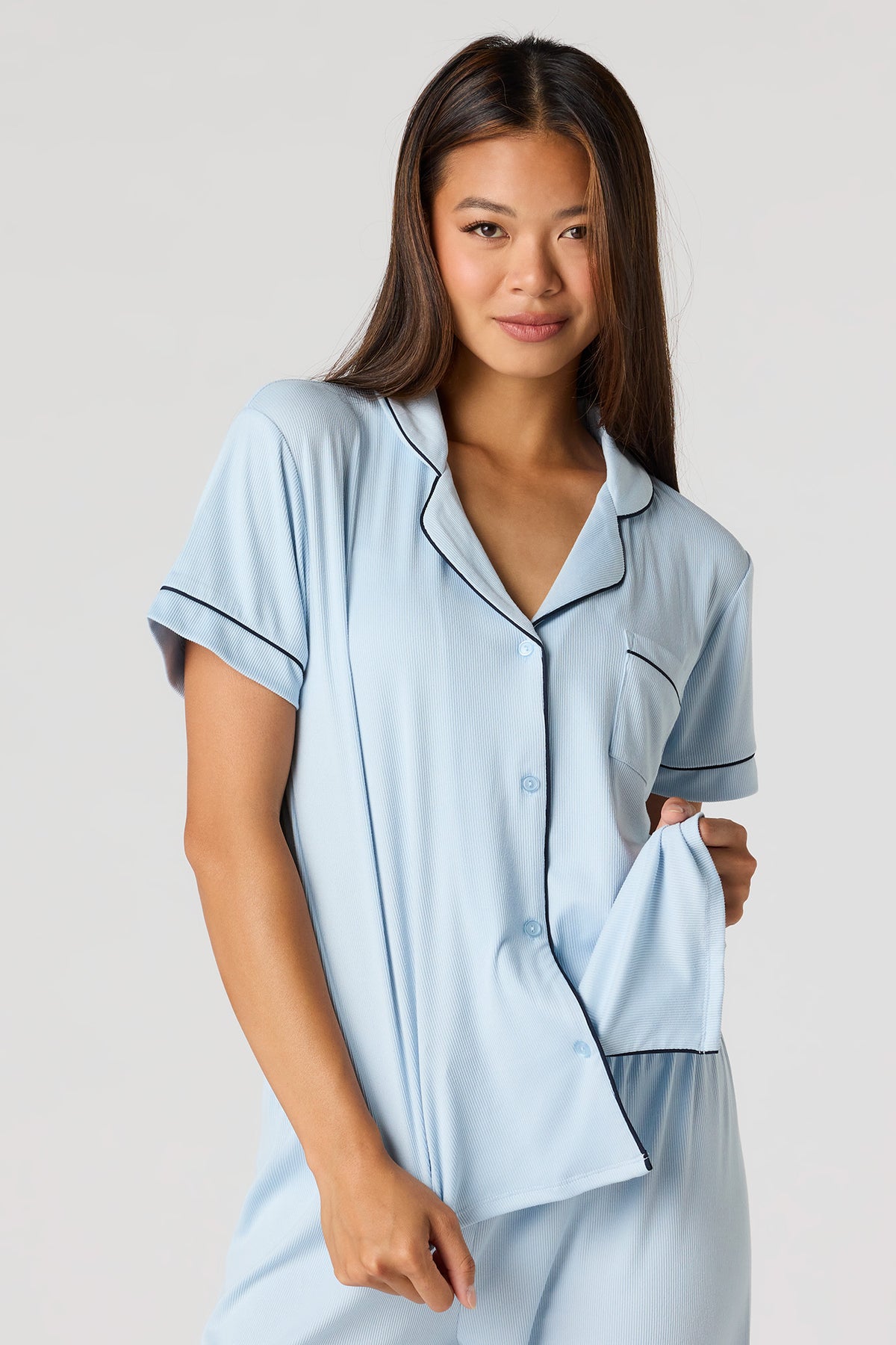 Vue alternative 2. Ensemble pyjama en satin avec haut boutonné et pantalon