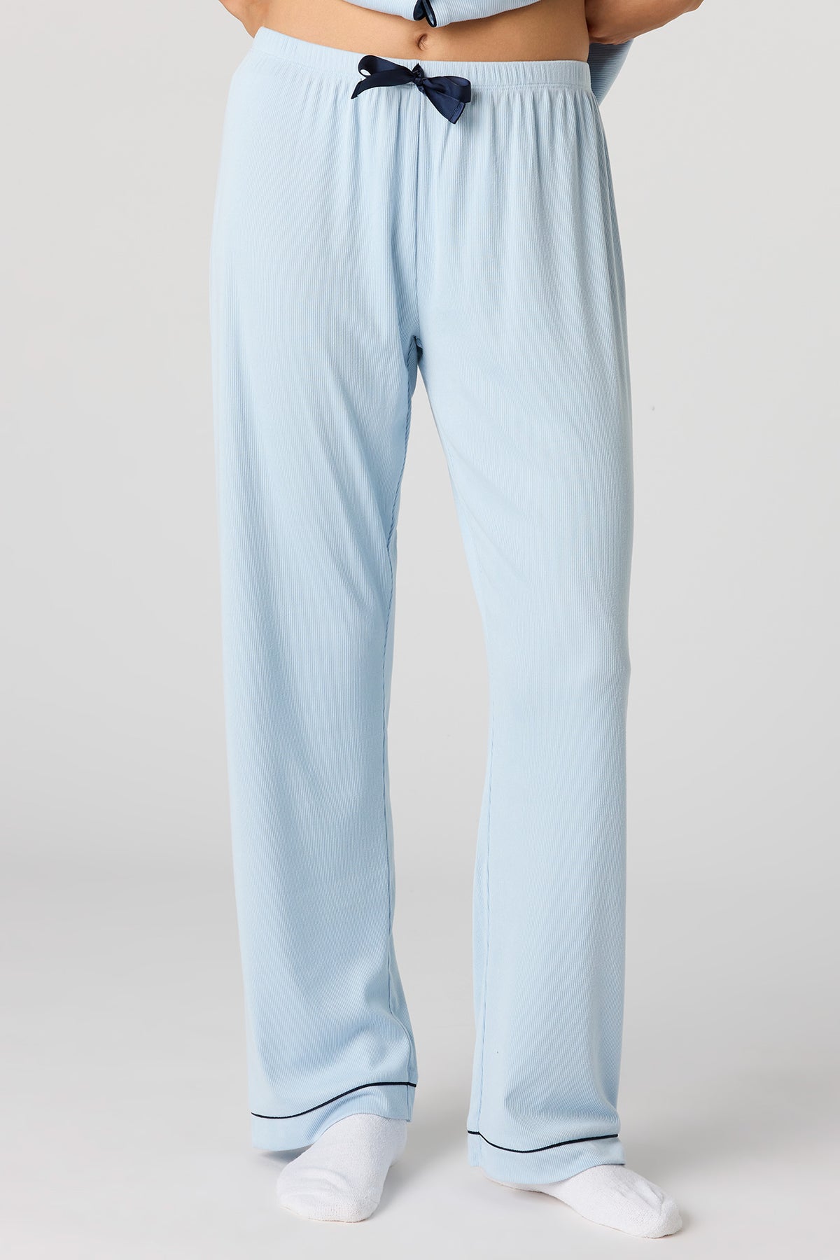 Vue alternative 3. Ensemble pyjama en satin avec haut boutonné et pantalon
