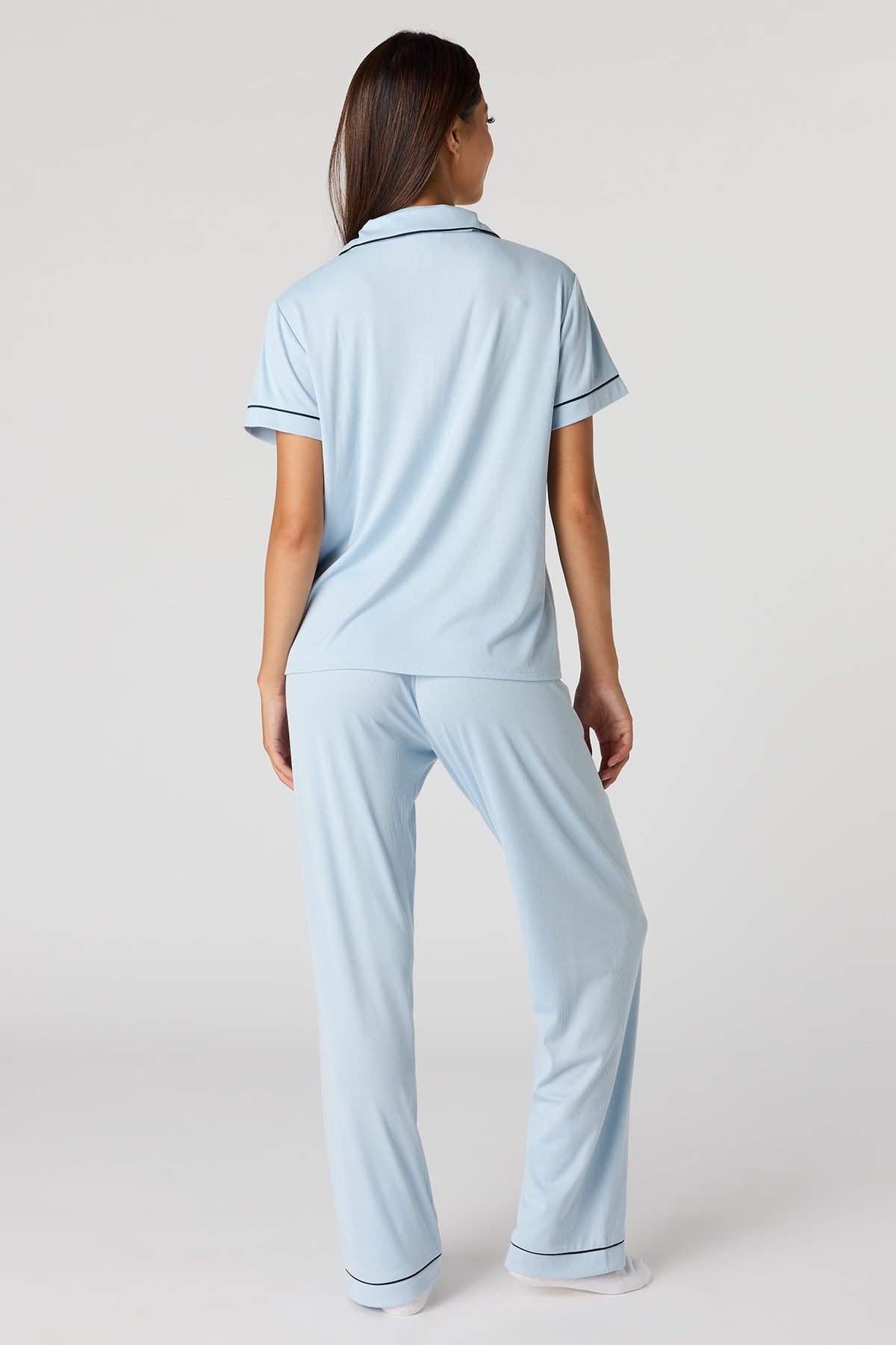 Vue alternative 4. Ensemble pyjama en satin avec haut boutonné et pantalon