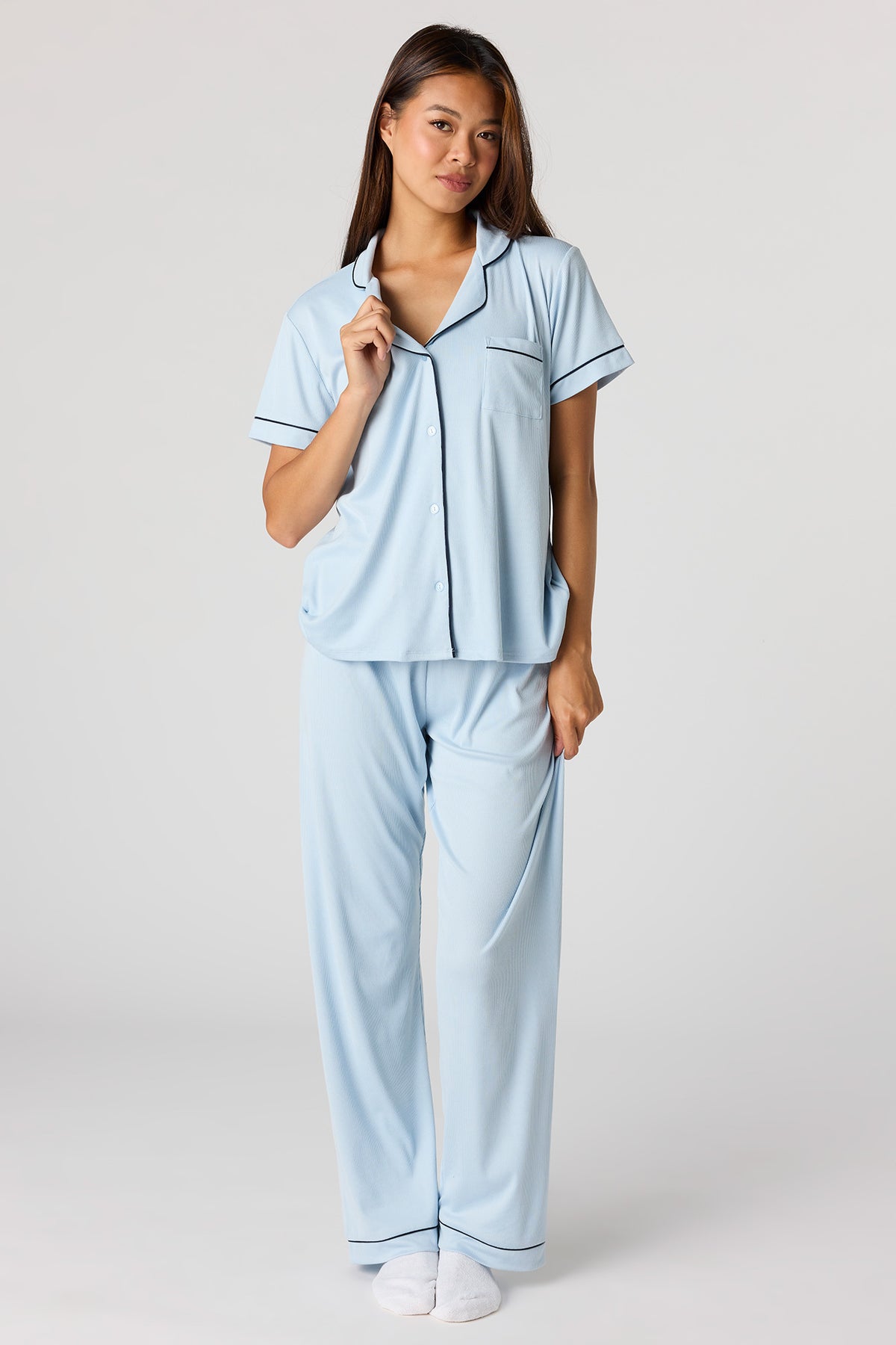 Ensemble pyjama en satin avec haut boutonné et pantalon