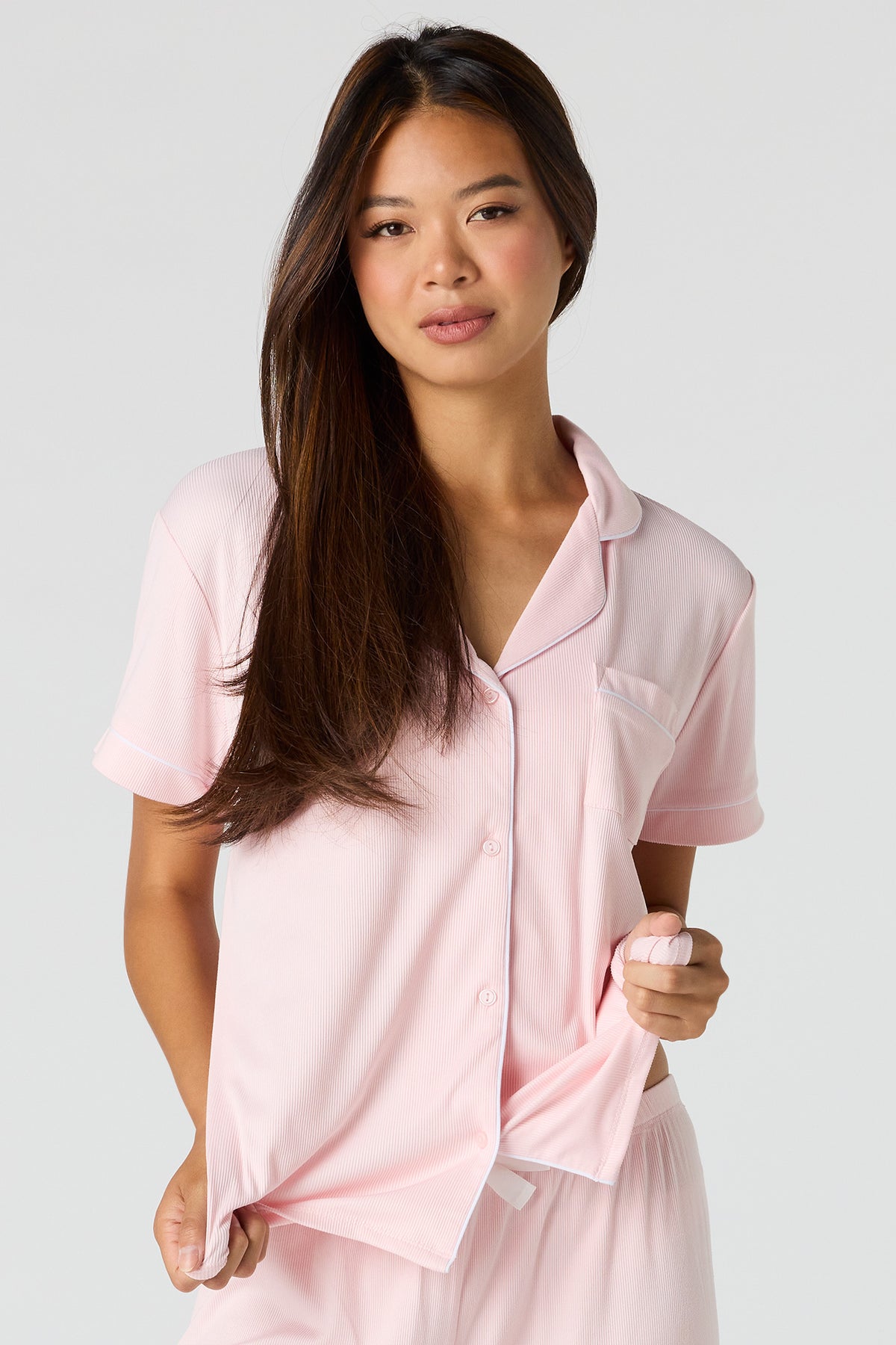 Vue alternative 2. Ensemble pyjama en satin avec haut boutonné et pantalon