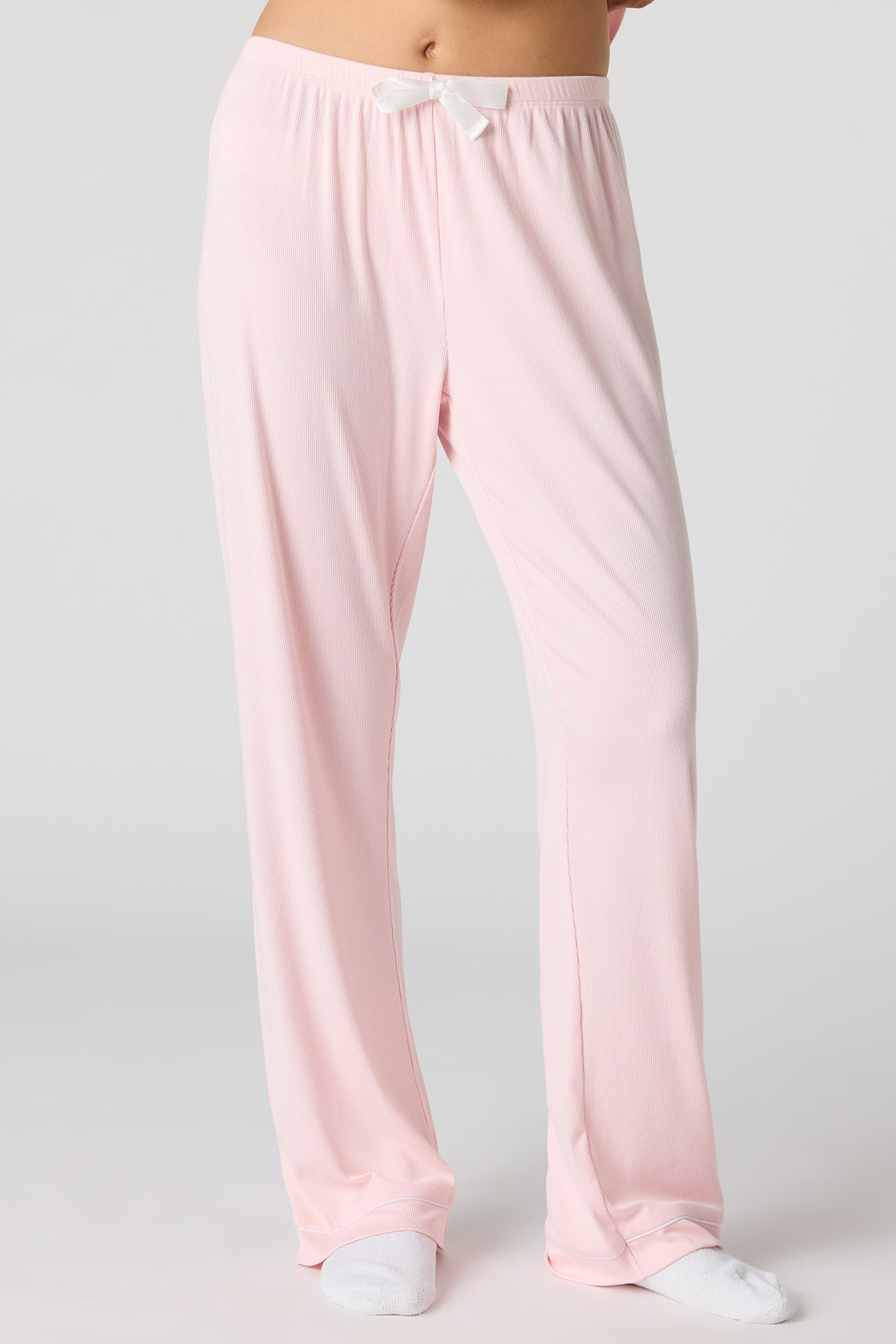 Vue alternative 3. Ensemble pyjama en satin avec haut boutonné et pantalon