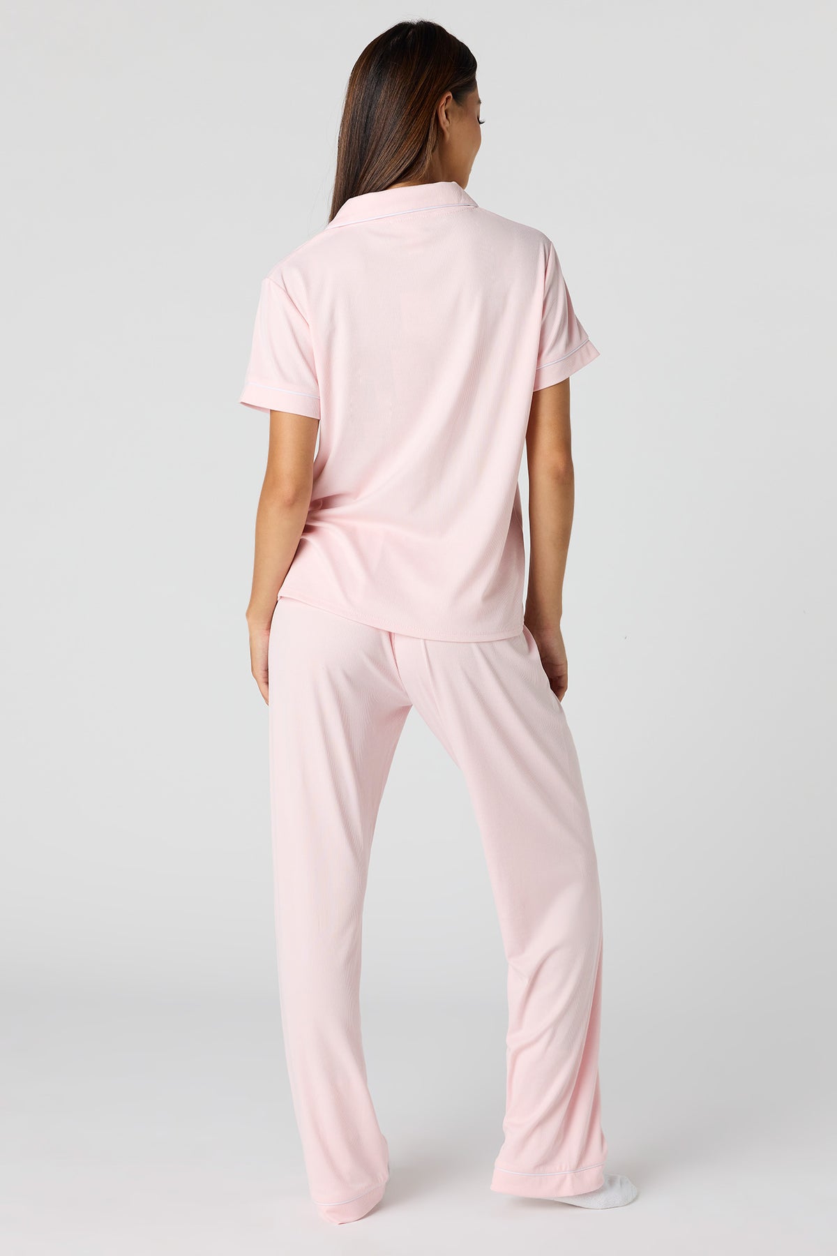 Vue alternative 4. Ensemble pyjama en satin avec haut boutonné et pantalon