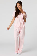 Ensemble pyjama en satin avec haut boutonné et pantalon