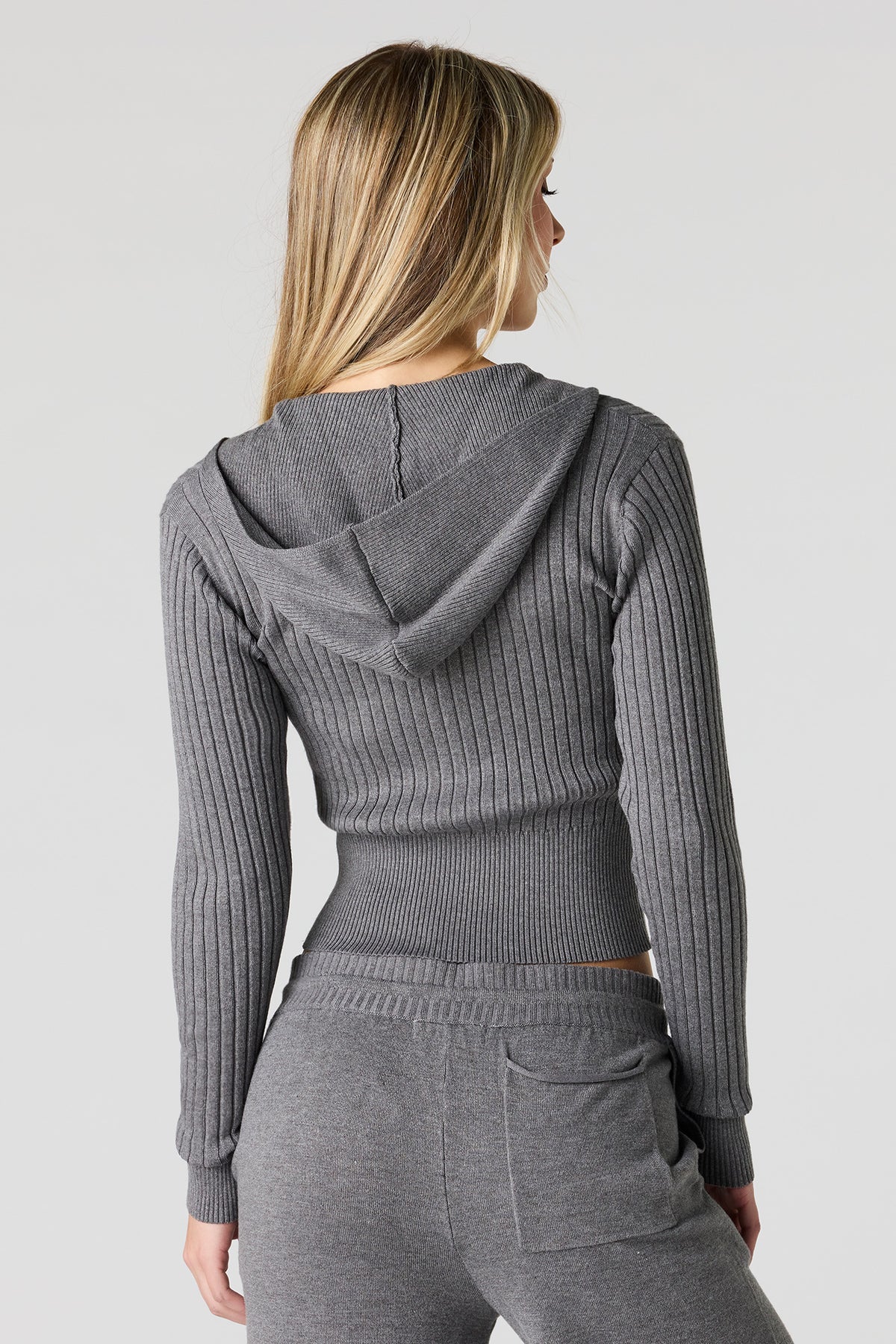 Vue alternative 2. Haut à capuchon en tricot côtelé avec fermeture à glissière