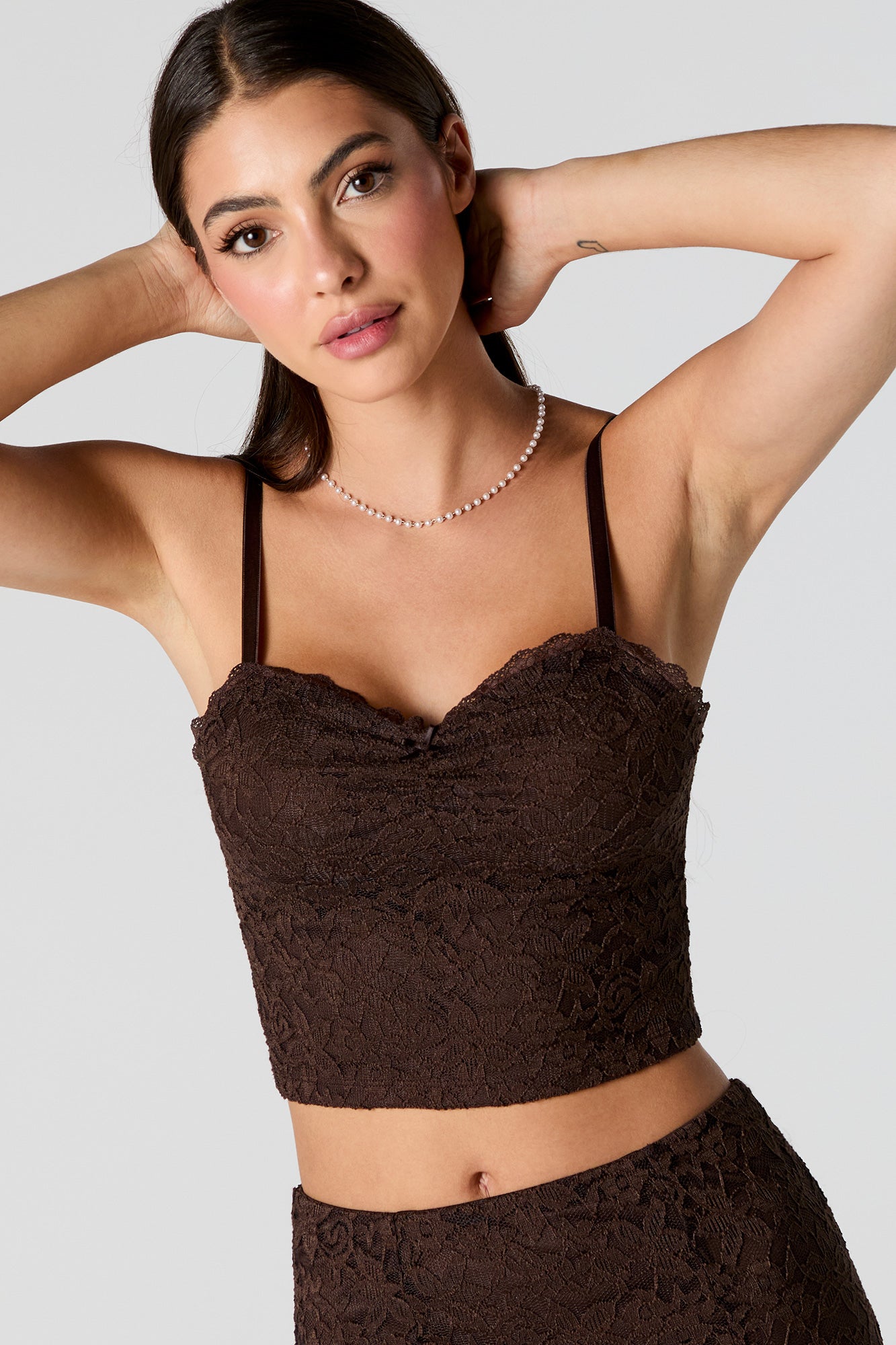 Camisole en dentelle fleurie avec décolleté coeur