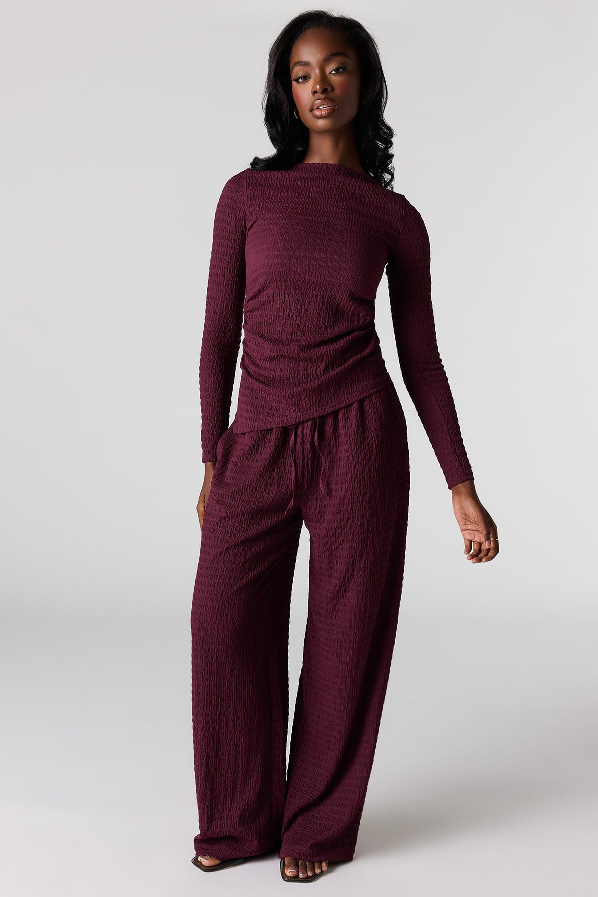 Vue alternative 3. Haut asymétrique texturé à manches longues