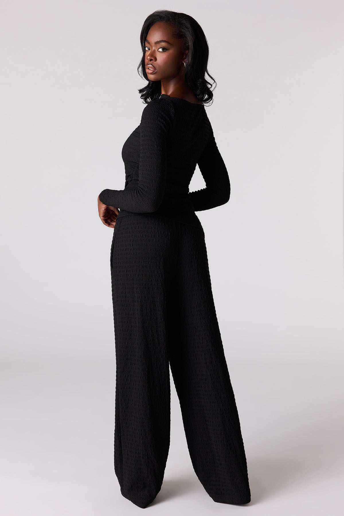 Vue alternative 3. Pantalon texturé à jambe large