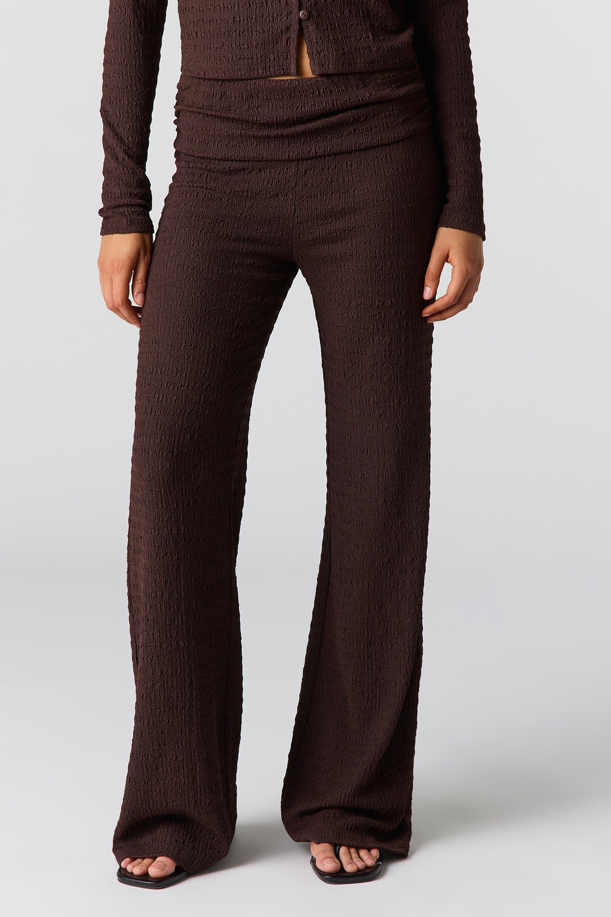 Vue alternative 2. Pantalon à jambe évasée texturé avec bande repliée