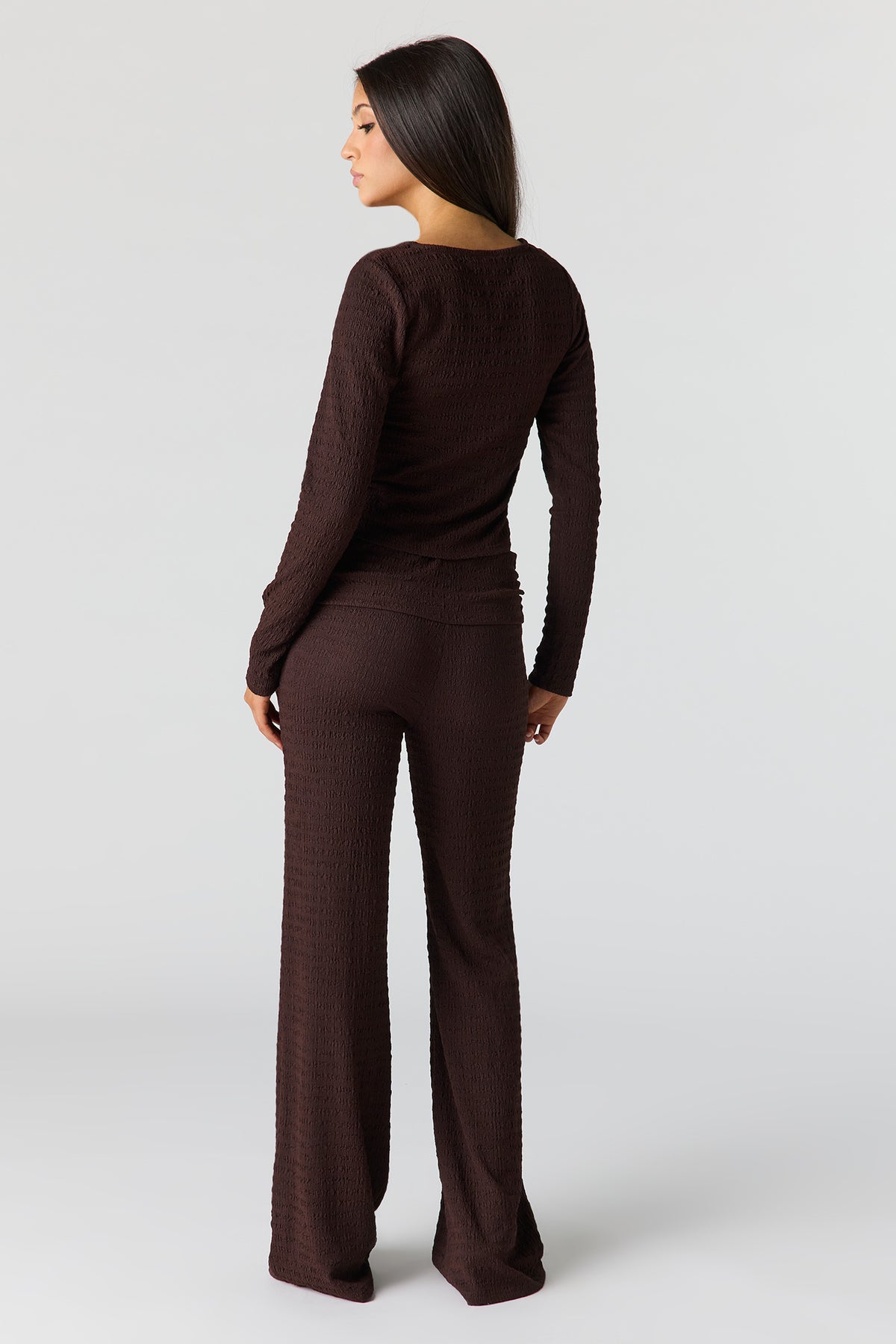 Vue alternative 3. Pantalon à jambe évasée texturé avec bande repliée
