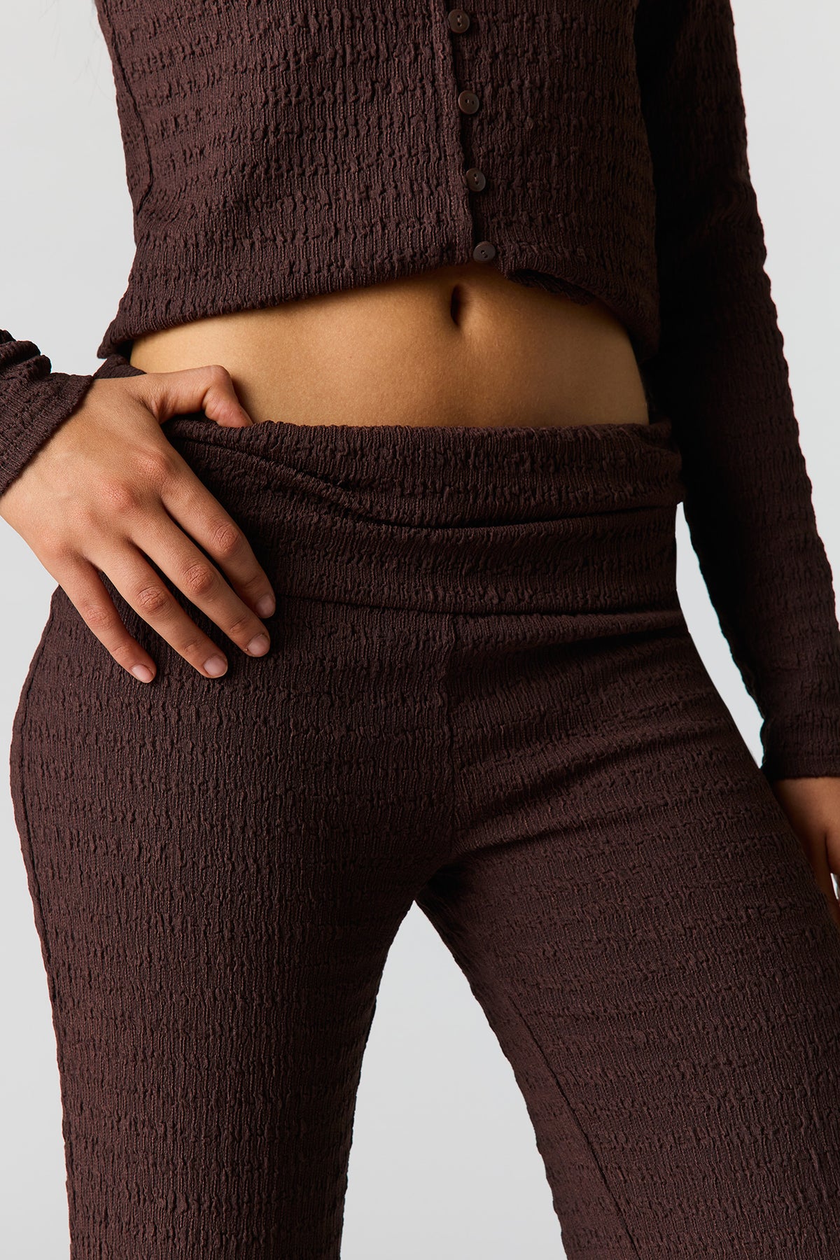 Vue alternative 4. Pantalon à jambe évasée texturé avec bande repliée