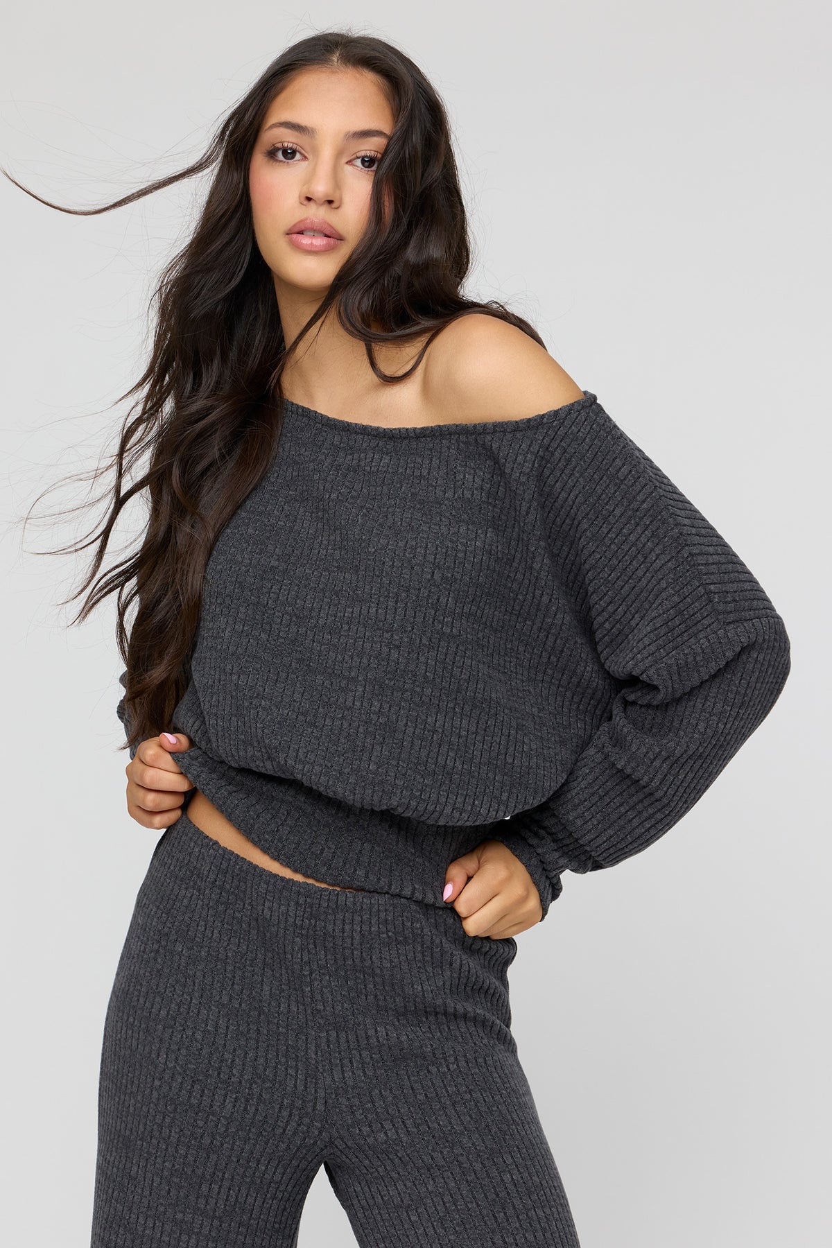 Haut en tricot côtelé à manches longues avec épaules dénudées