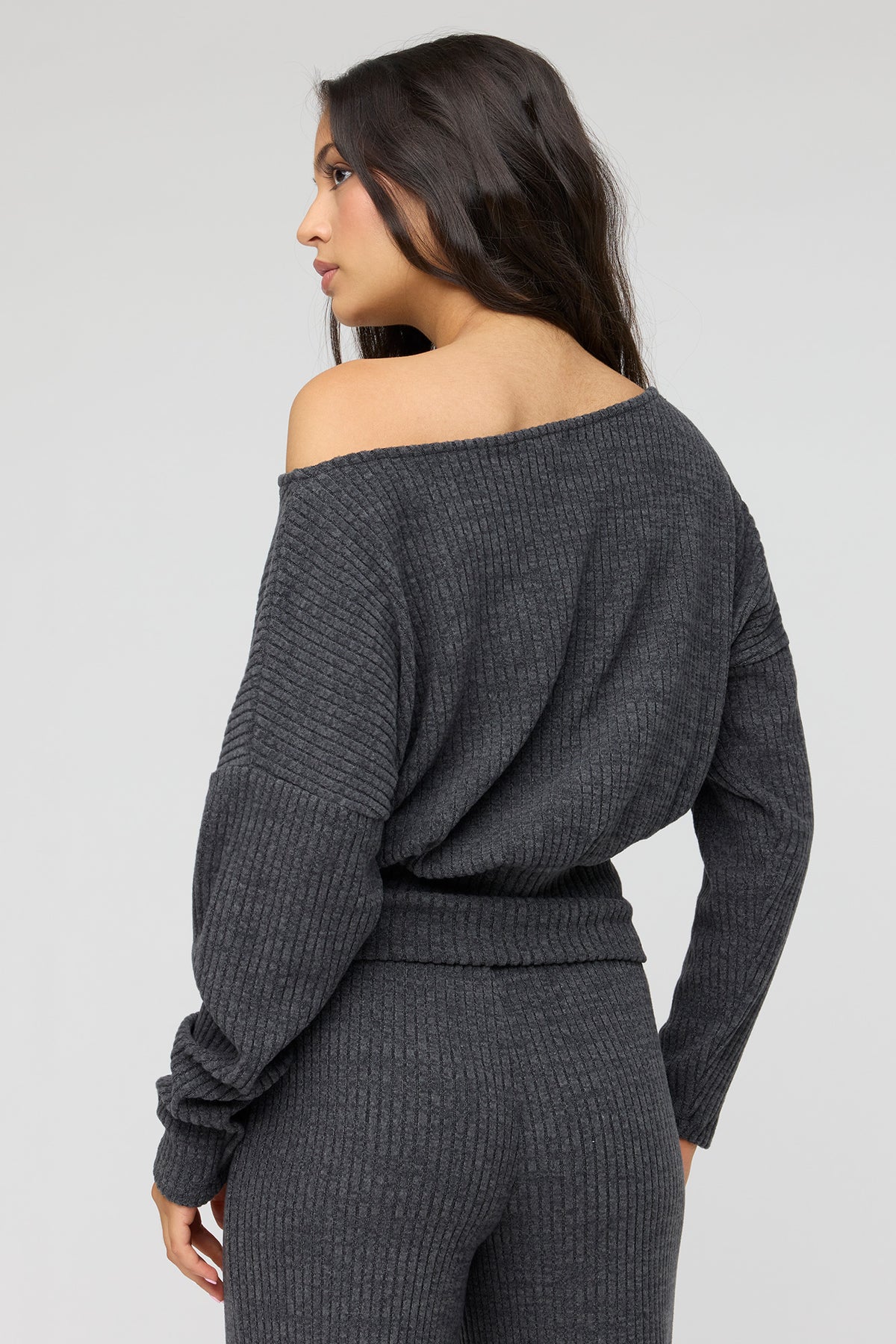 Vue alternative 2. Haut en tricot côtelé à manches longues avec épaules dénudées