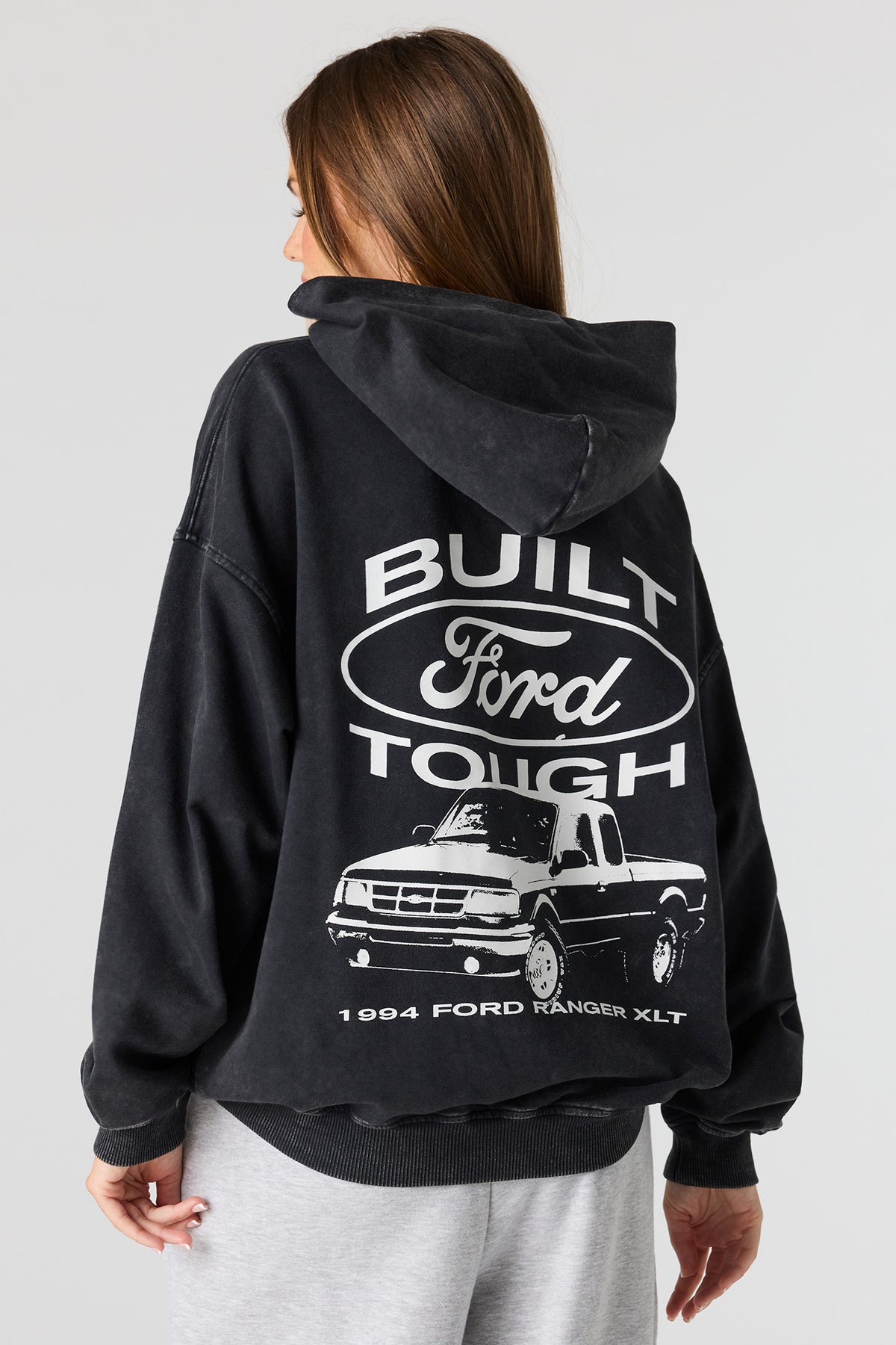 Haut à capuchon en molleton délavé à imprimé Ford 