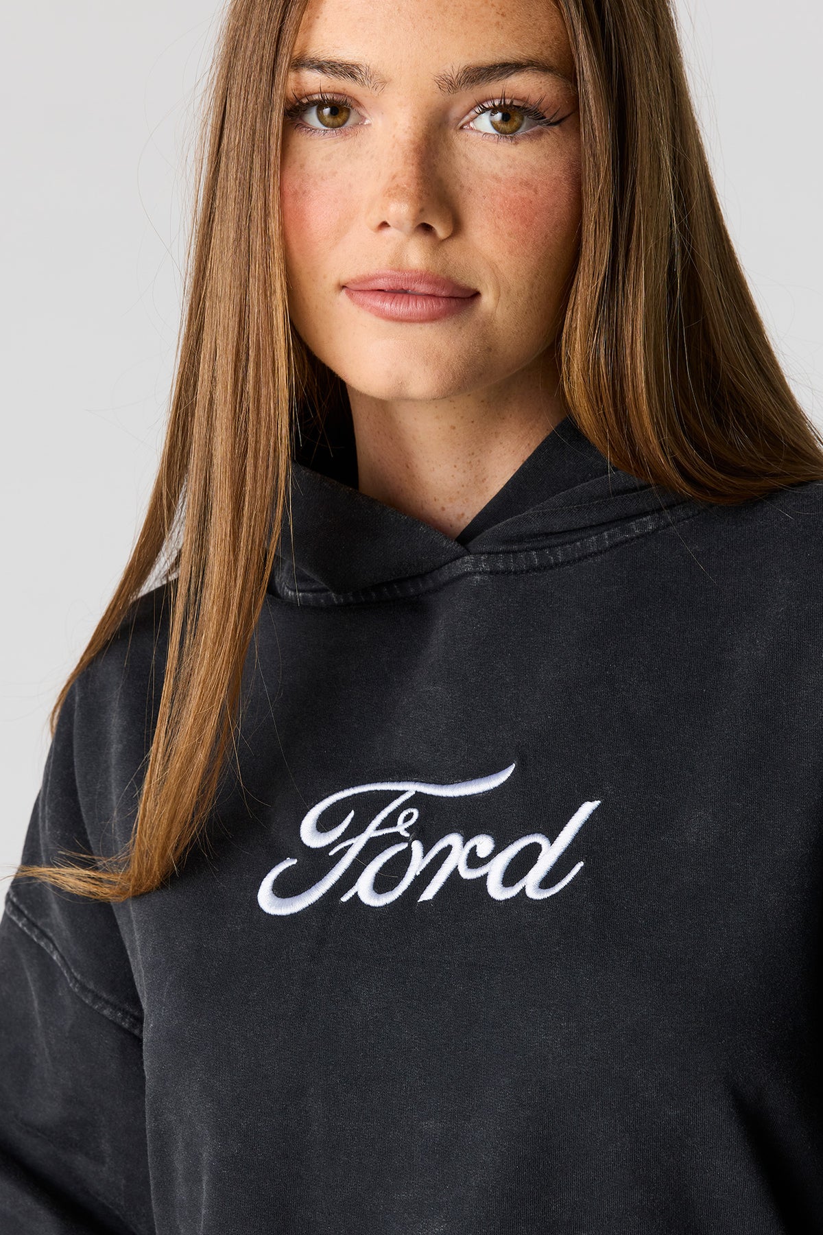 Vue alternative 4. Haut à capuchon en molleton délavé à imprimé Ford 