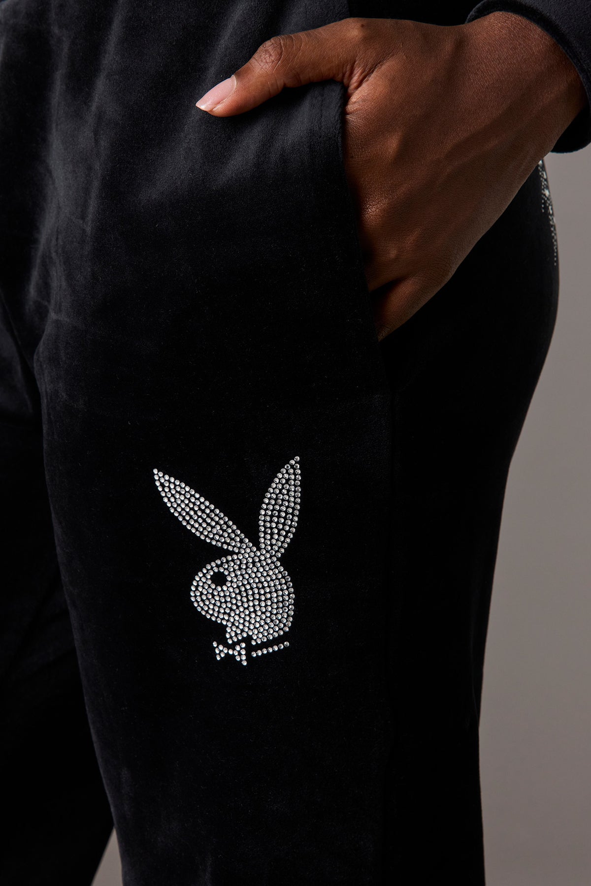 Vue alternative 4. Pantalon en velours à imprimé Playboy orné de pierres du Rhin