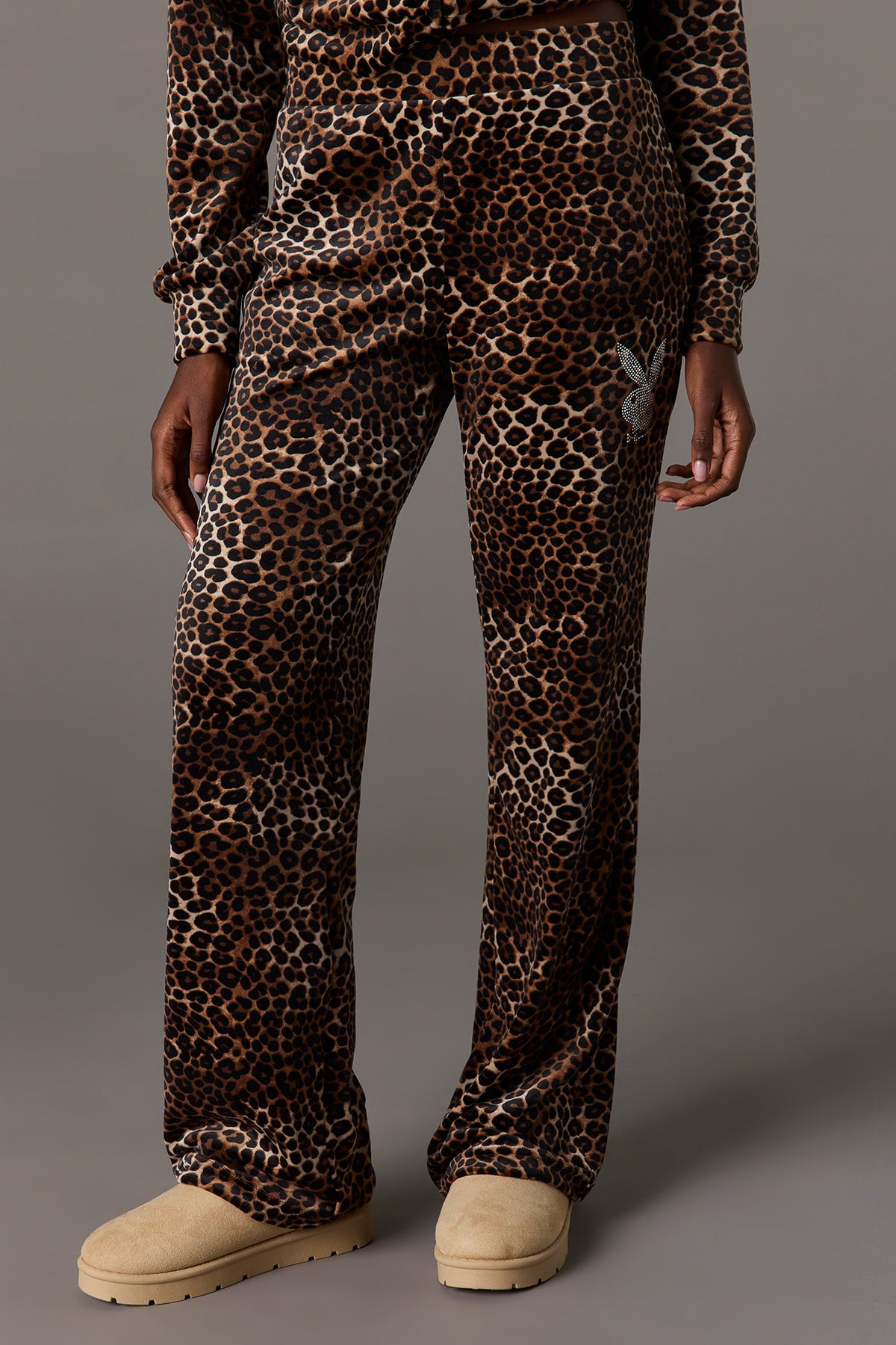 Vue alternative 2. Pantalon en velours à imprimé Playboy orné de pierres du Rhin