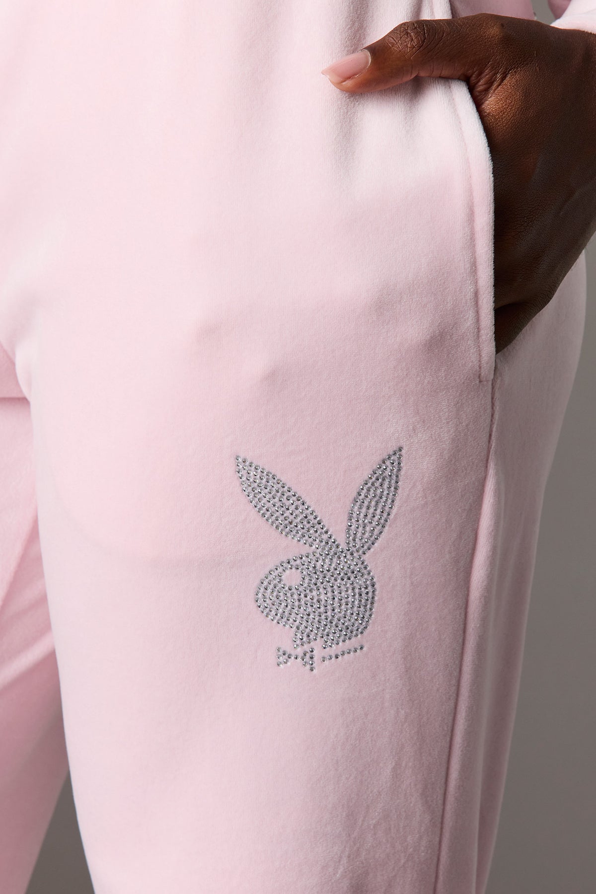 Vue alternative 4. Pantalon en velours à imprimé Playboy orné de pierres du Rhin