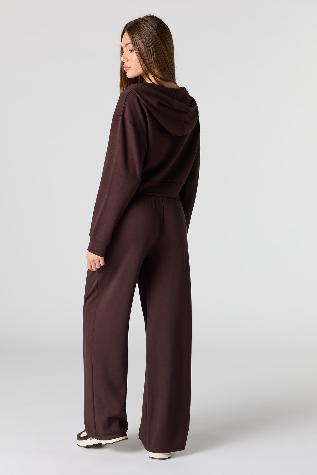 Vue alternative 3. Pantalon U/A à jambe large en scuba